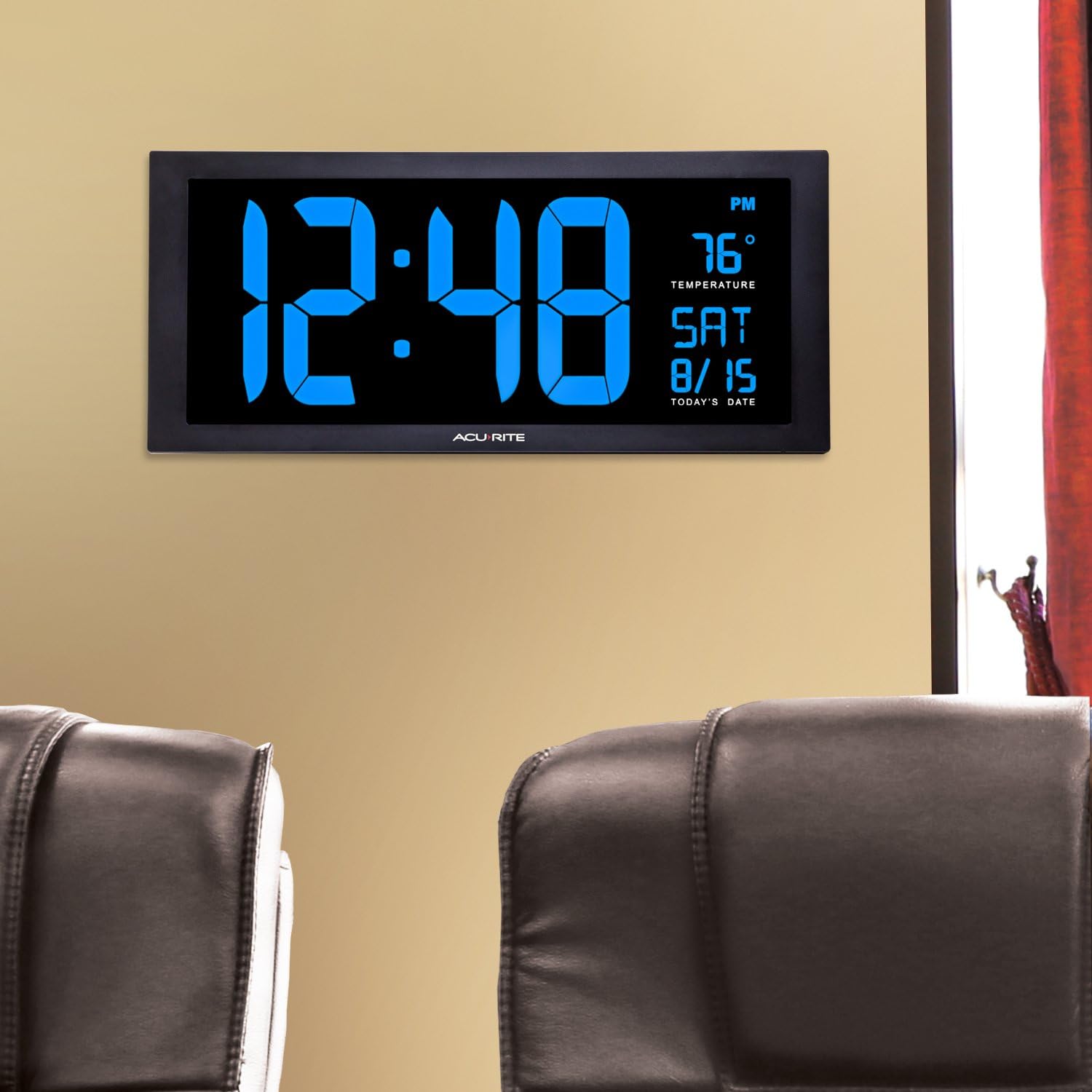 AcuRite 76100M Reloj LED de gran tamaño con temperatura interior, fecha y soporte plegable de 18 pulgadas, color azul