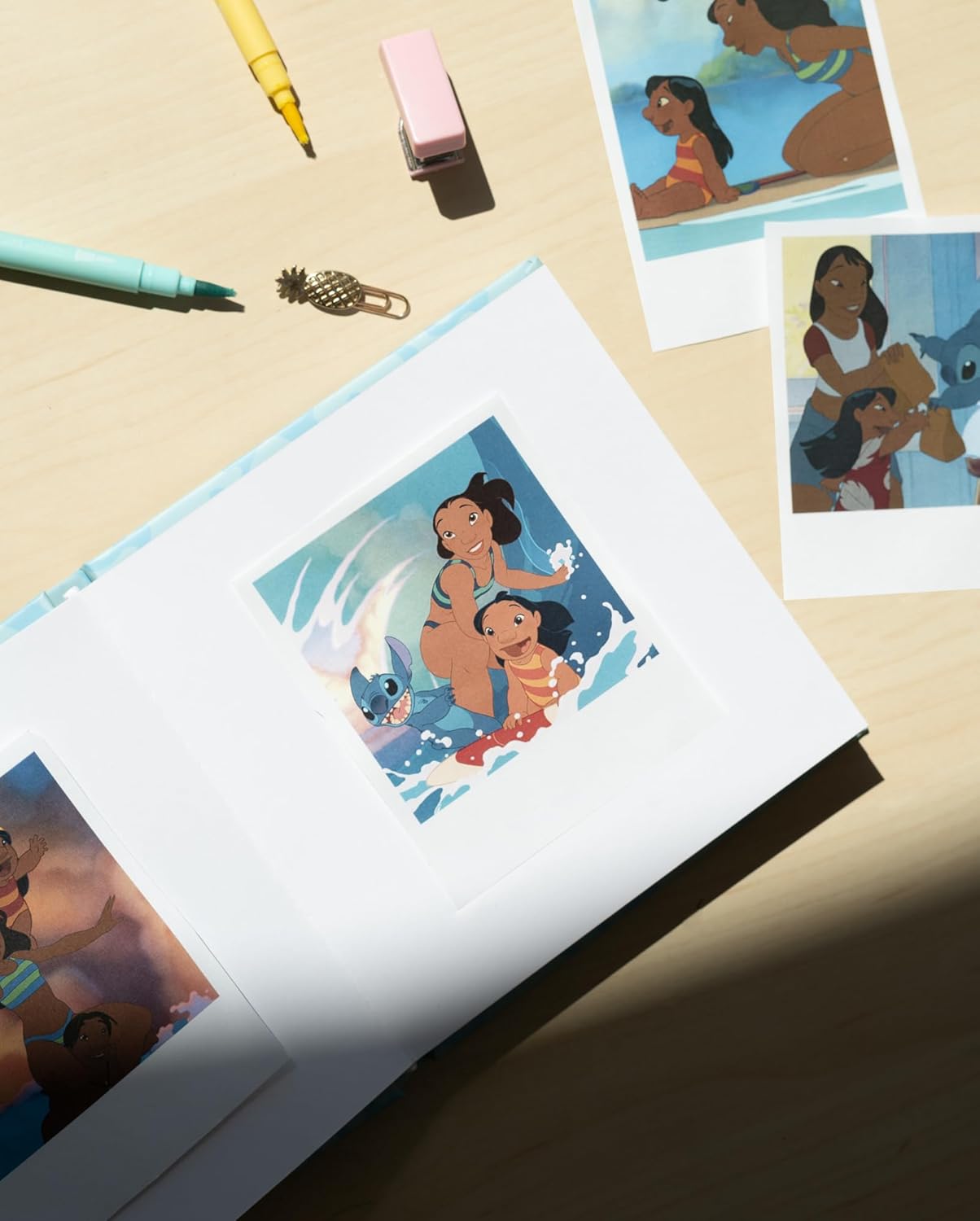 Grupo Erik Disney Stitch – Álbum de fotos autoadhesivo  6.3 x 6.3 pulgadas – 6.3 x 6.3 in  12 páginas de doble cara  Tapa dura  Regalos de puntada
