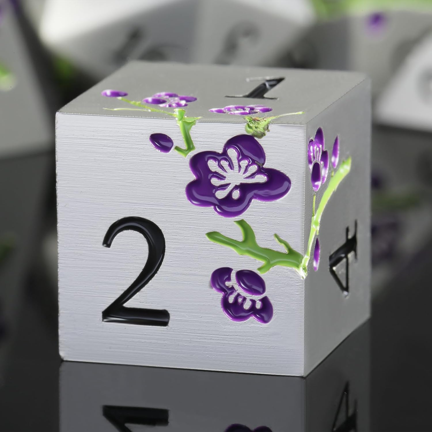 DNDND – Juego de 7 dados metálicos metálicos pesados con estuche de regalo para juego de mesa de Calabozos y Dragones (plata mate con flor morada)