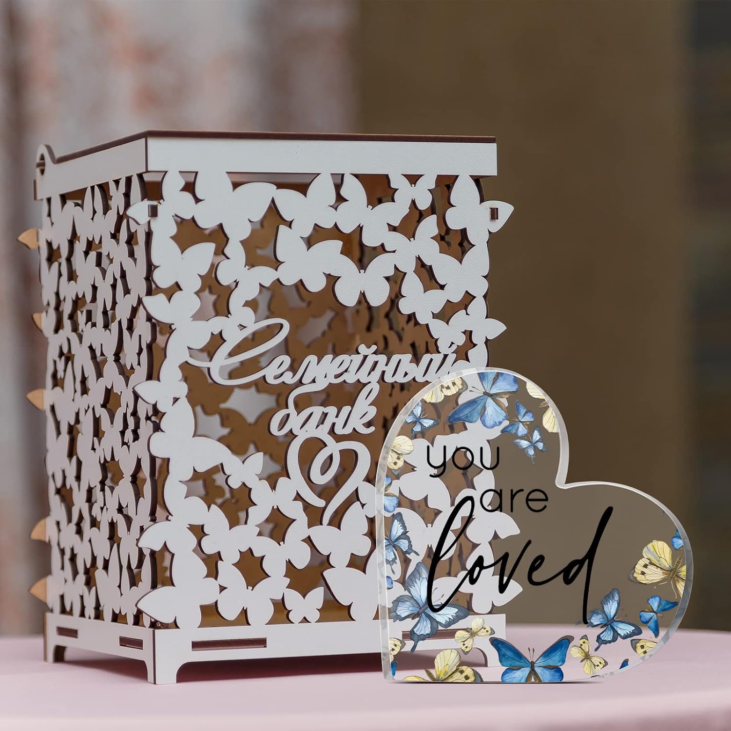 Yulejo Regalo de San Valentín con texto en inglés “You Are Loved”, decoración de acrílico en forma de corazón con mariposas rústicas, mesa de