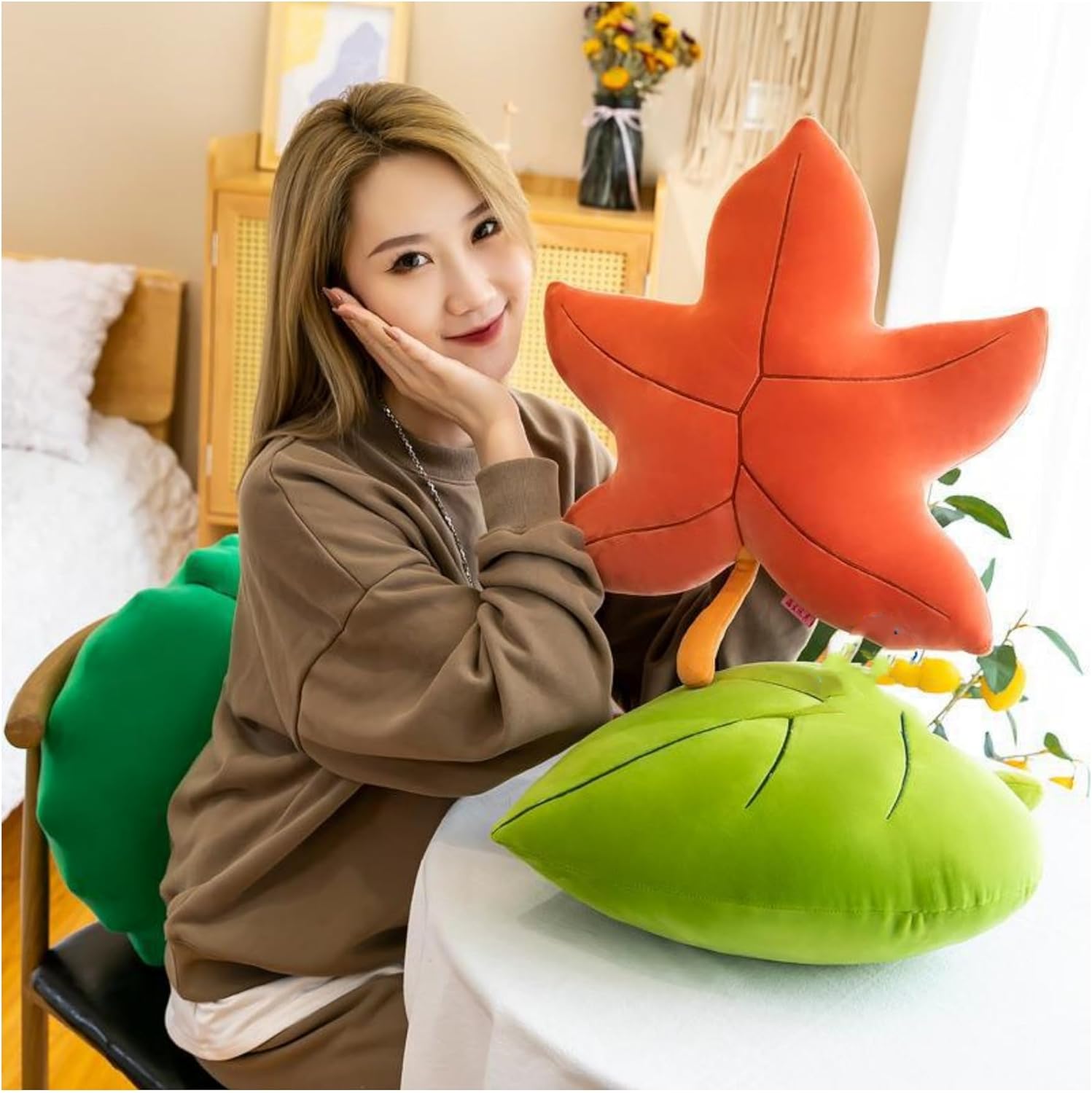 Almohada de felpa con forma de hoja de arce, almohada con forma de planta para dormitorio, decoración del hogar, 19.7 in, naranja