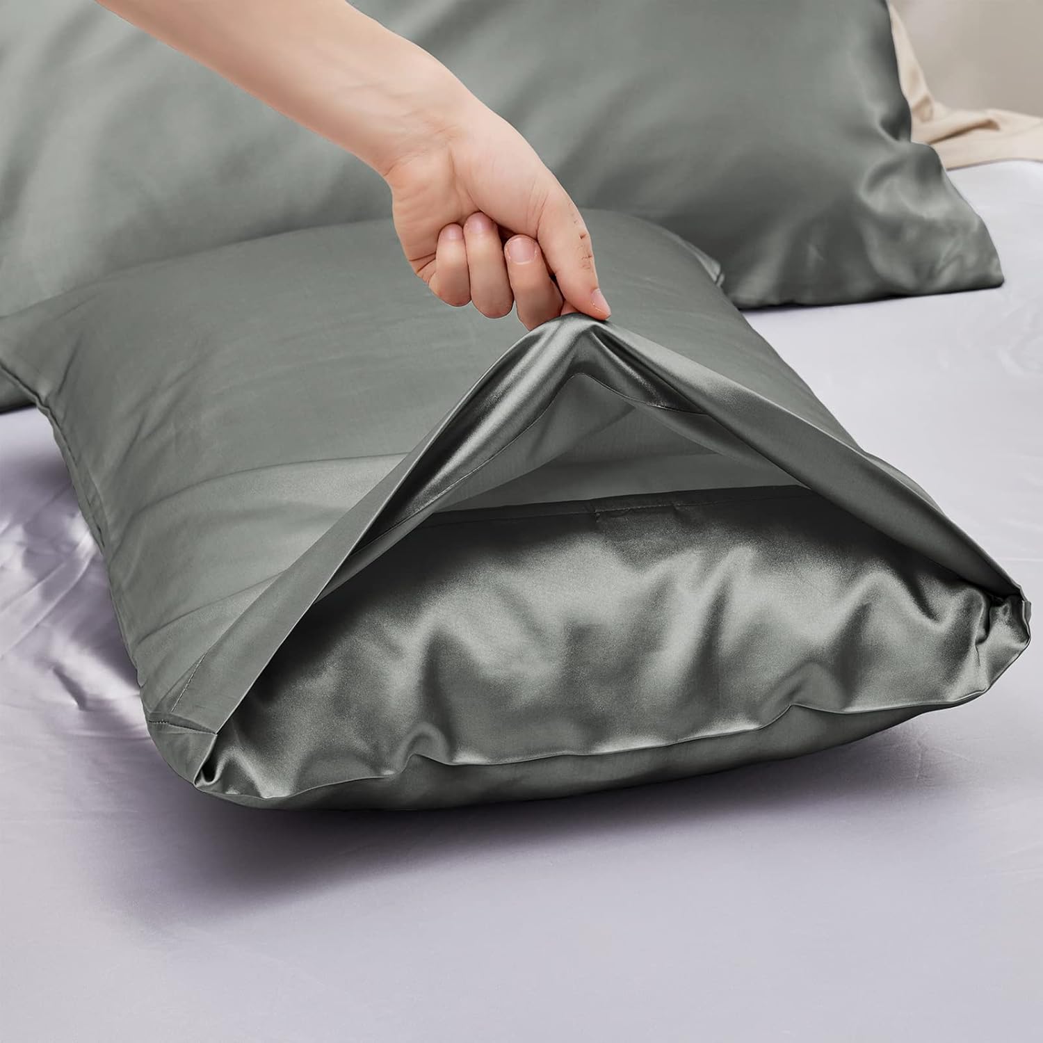 KINMEROOM Juego de 2 fundas de almohada de satén ideales para el cabello y la piel, color gris oscuro, juego de 2 fundas de almohada de satén