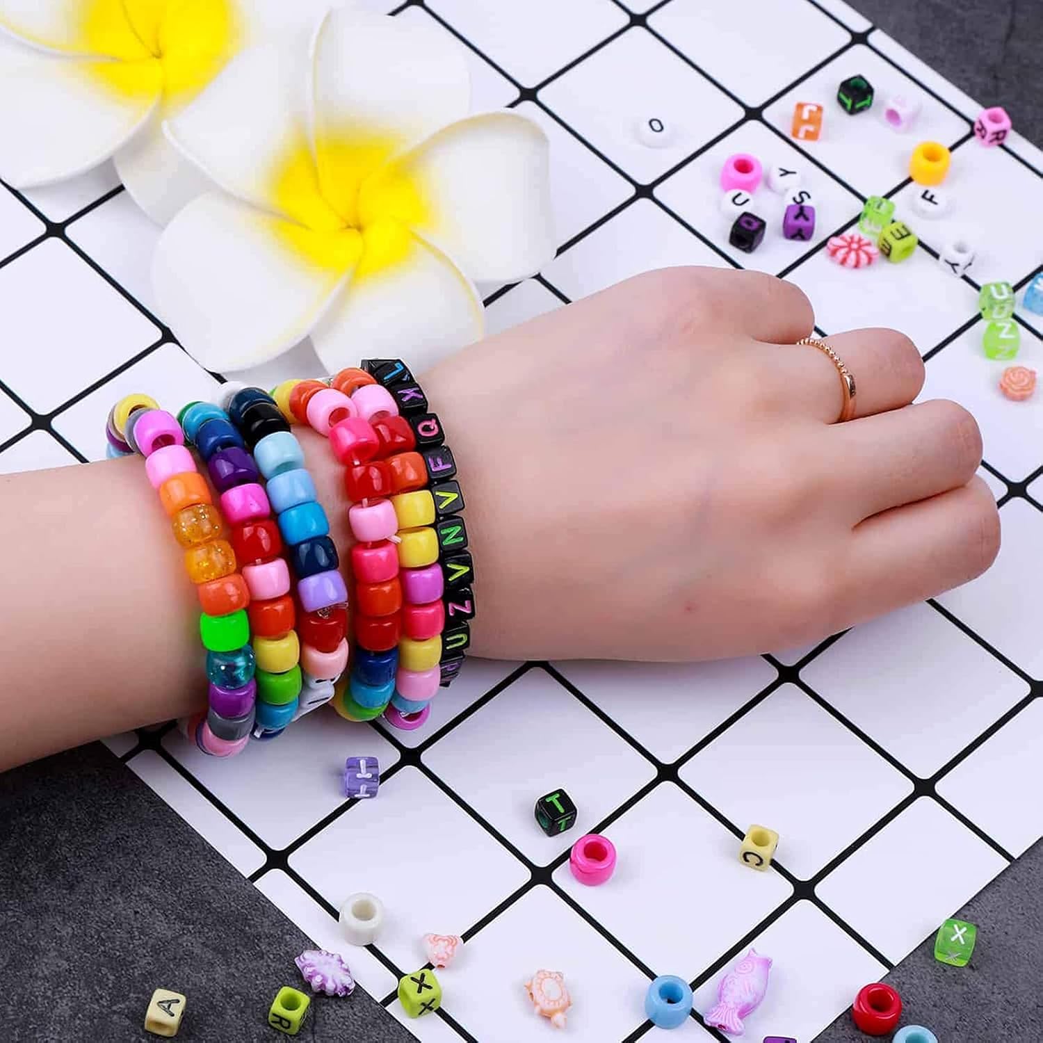 Kit de joyería para hacer cuentas de letras, 1000 piezas de cuentas acrílicas de letras de poni, accesorios de cuentas con cordón elástico colorido
