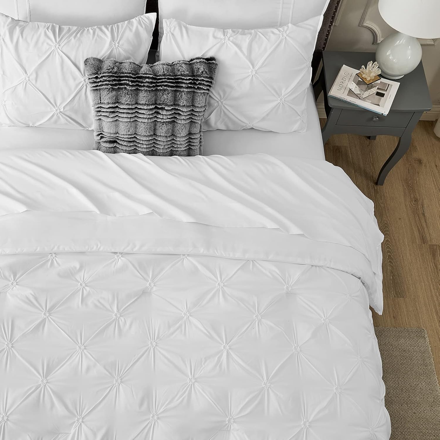 Hansleep Pintuck – Juego de edredón blanco de 7 piezas para cama en una bolsa, tamaño King con pliegues, sábanas, fundas de almohada y fundas de
