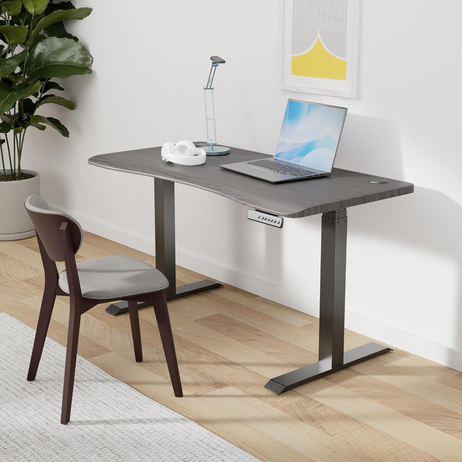 Vari VariDesk Ergo – Escritorio de pie ajustable en altura de 54 x 26 pulgadas, escritorio eléctrico curvado de pie con borde redondeado de cascada,