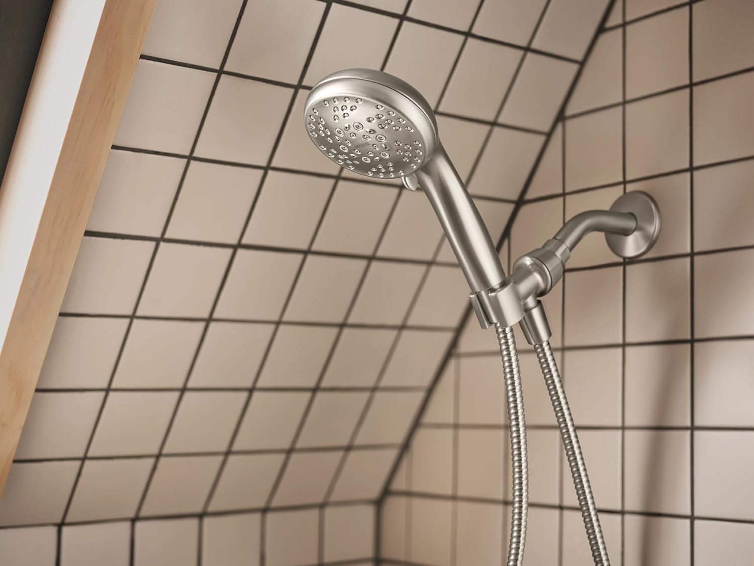 Moen Beric 82775SRN – Grifo moderno para bañera y ducha con ducha de mano, válvula incluida, níquel