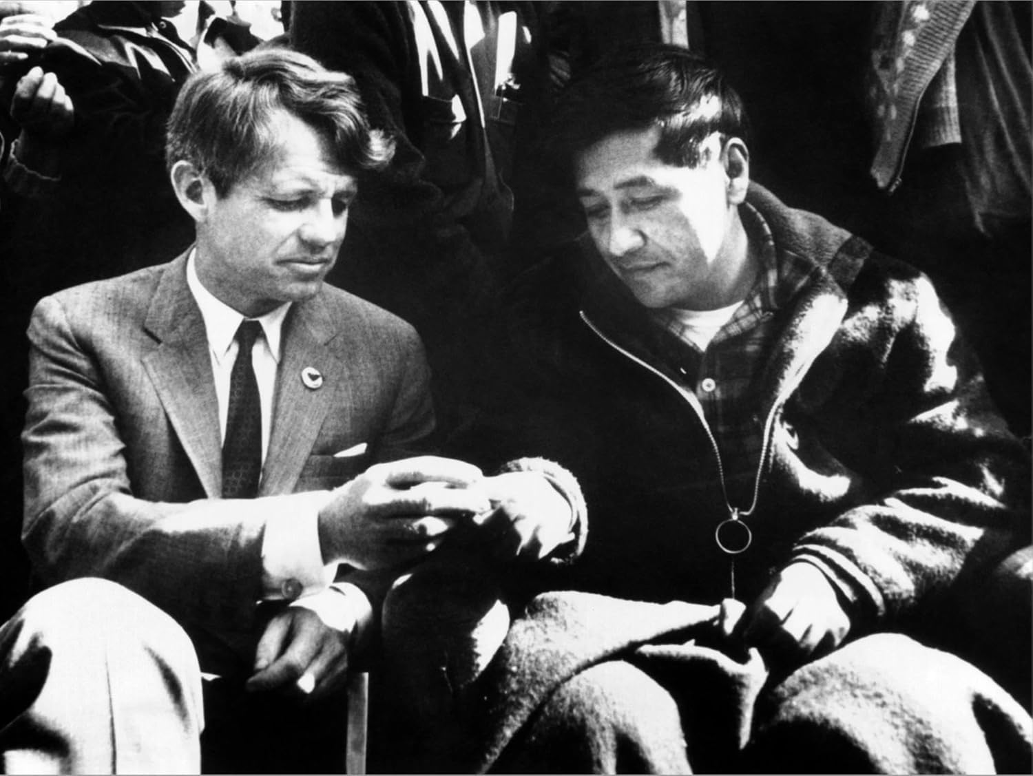 Lienzo decorativo para pared, diseño de César Chávez termina su huelga de hambre con Sen Robert Kennedy, decoración figurativa, 32 x 24 pulgadas