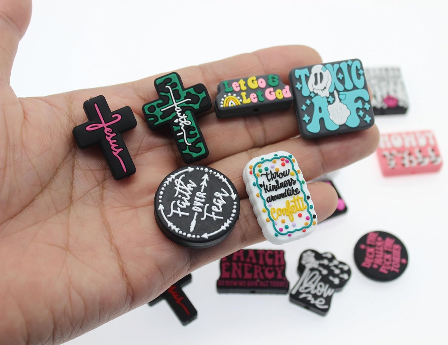 20 cuentas focales sueltas de silicona, cuentas en forma de calavera de cruz de Halloween, cuentas impresas de letras del alfabeto de silicona,