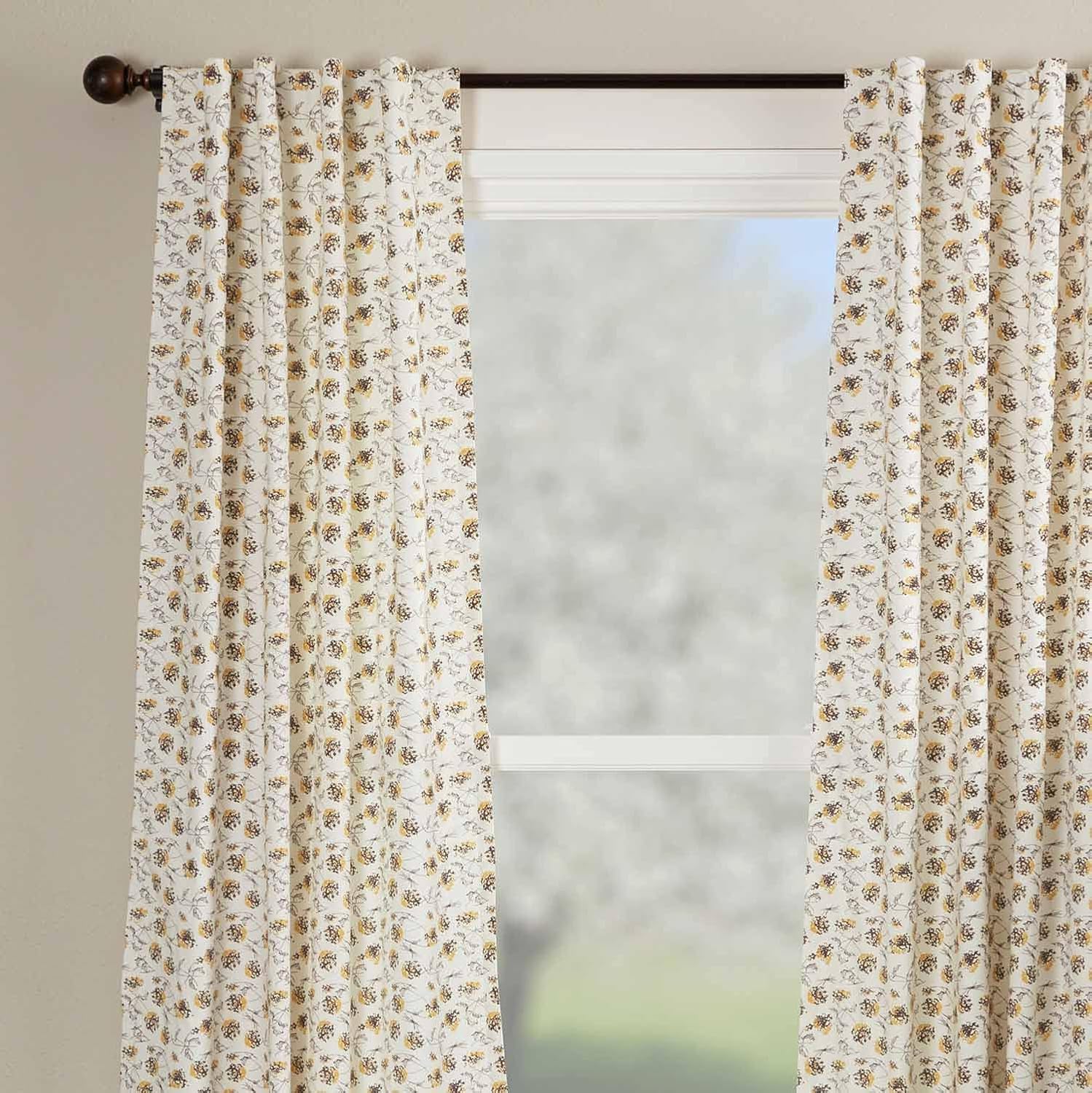 Morning Meadow – Cortinas de paneles florales, juego de 2 paneles, 63 pulgadas de largo, flores impresas en mostaza y amarillo sobre un edredón