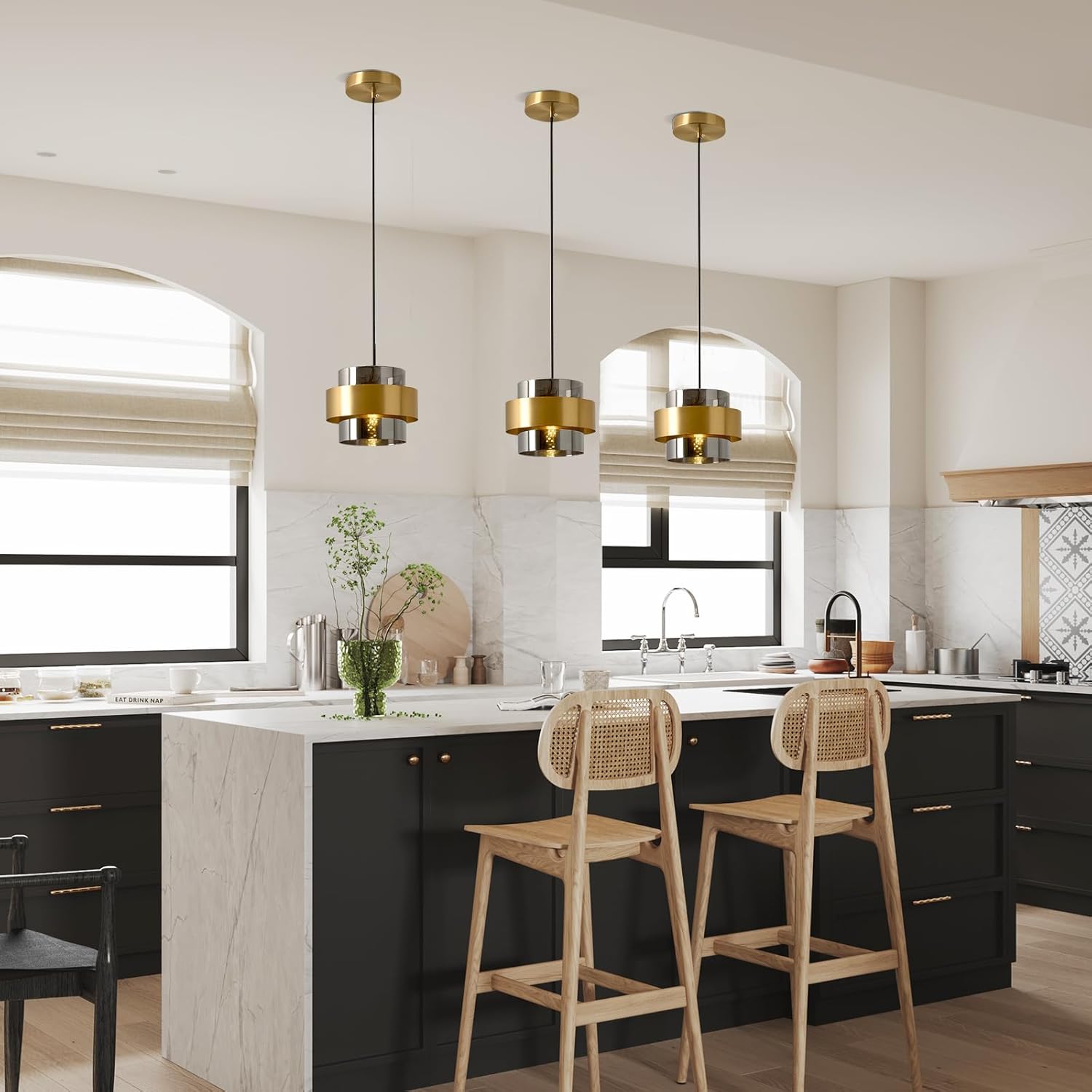 Luces colgantes doradas para isla de cocina, paquete de 2 lámparas colgantes de techo de latón con pantalla de vidrio gris ahumado, lámpara moderna