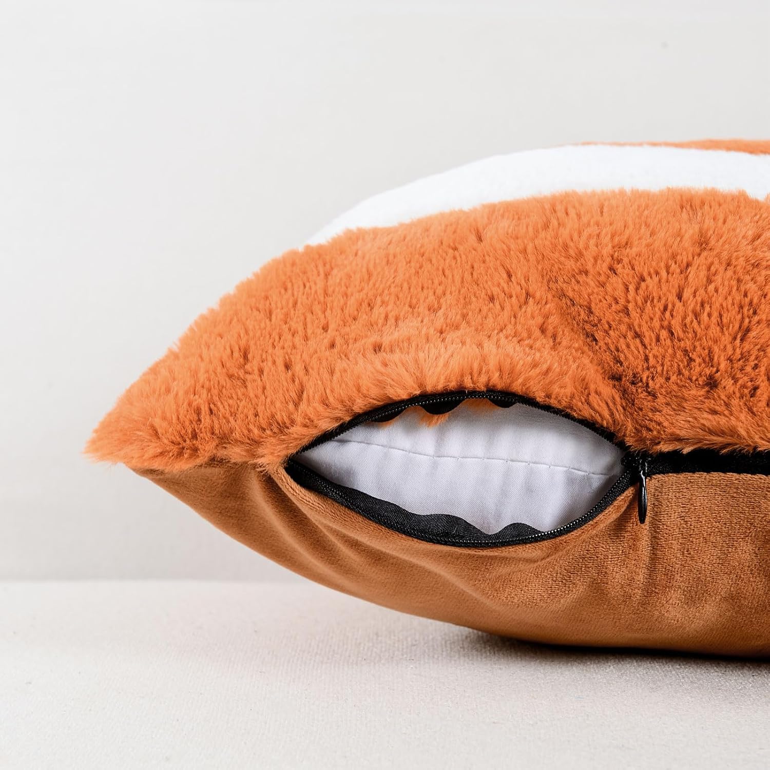HAUSSY Juego de 2 fundas de almohada de 16 x 16 pulgadas, color naranja y blanco con piel sintética de conejoparte trasera de terciopelo, fundas de