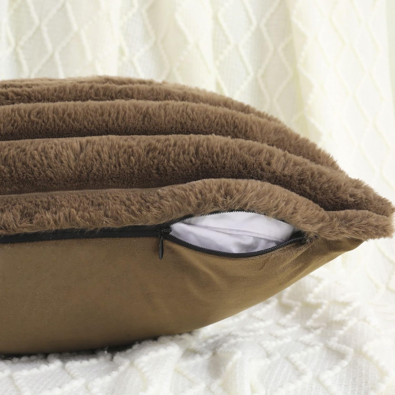 FUTEI – Juego de 2 fundas de almohada decorativas con rayas de color tostado, 24 x 24 pulgadas, cuadradas y primaverales, piel sintética de conejo