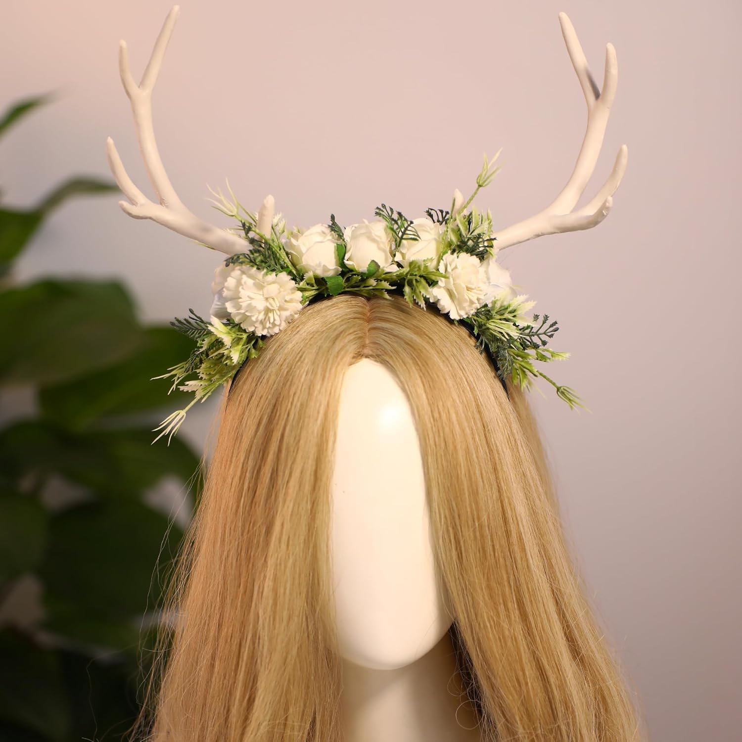 MOSTORY Diadema hecha a mano con cuernos de flores blancas  Diadema de renos del bosque, diadema floral de bosque con cuernos de ciervo para el