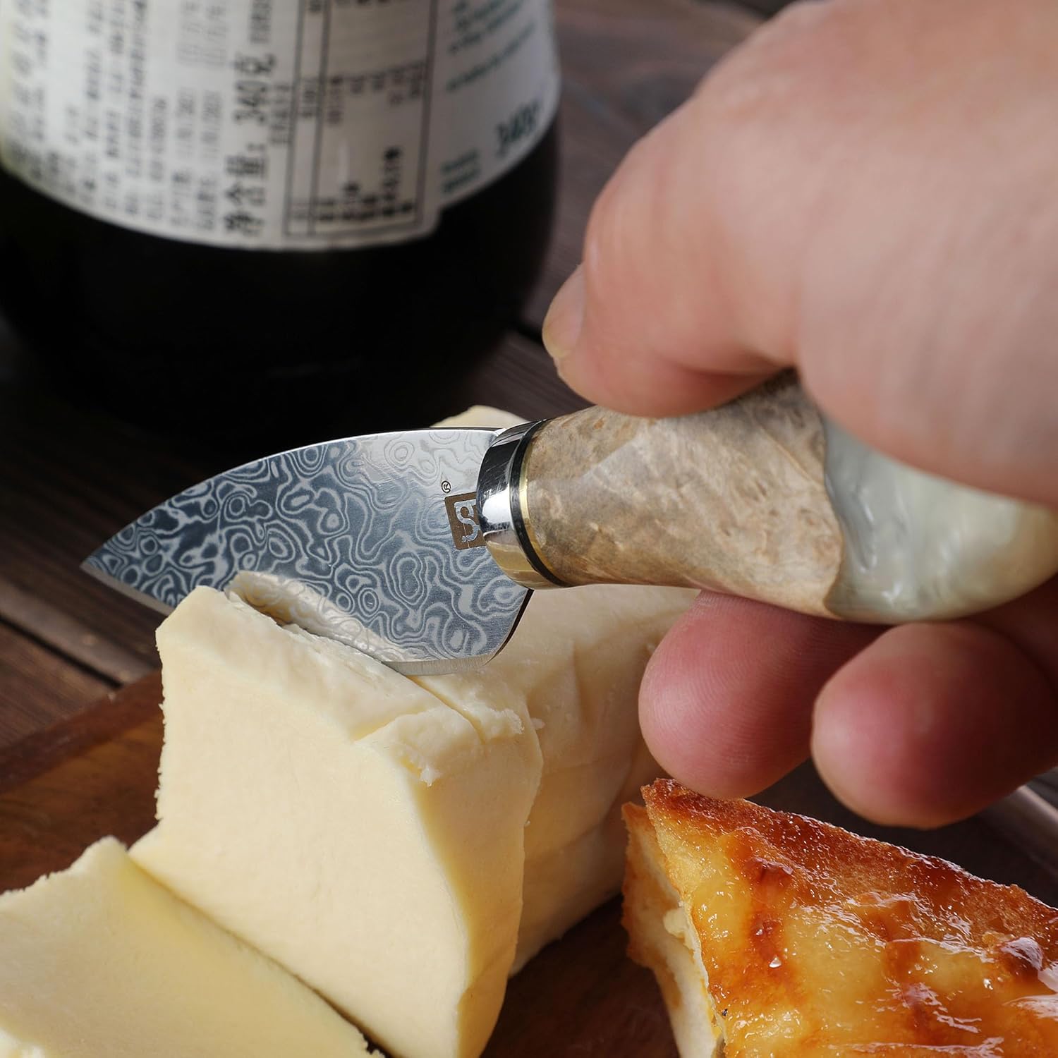 Cuchillo de queso de acero de Damasco para tablas de embutidos, cortador de queso para quesos suaves y duros desmenuzables, resina blanca y mango de
