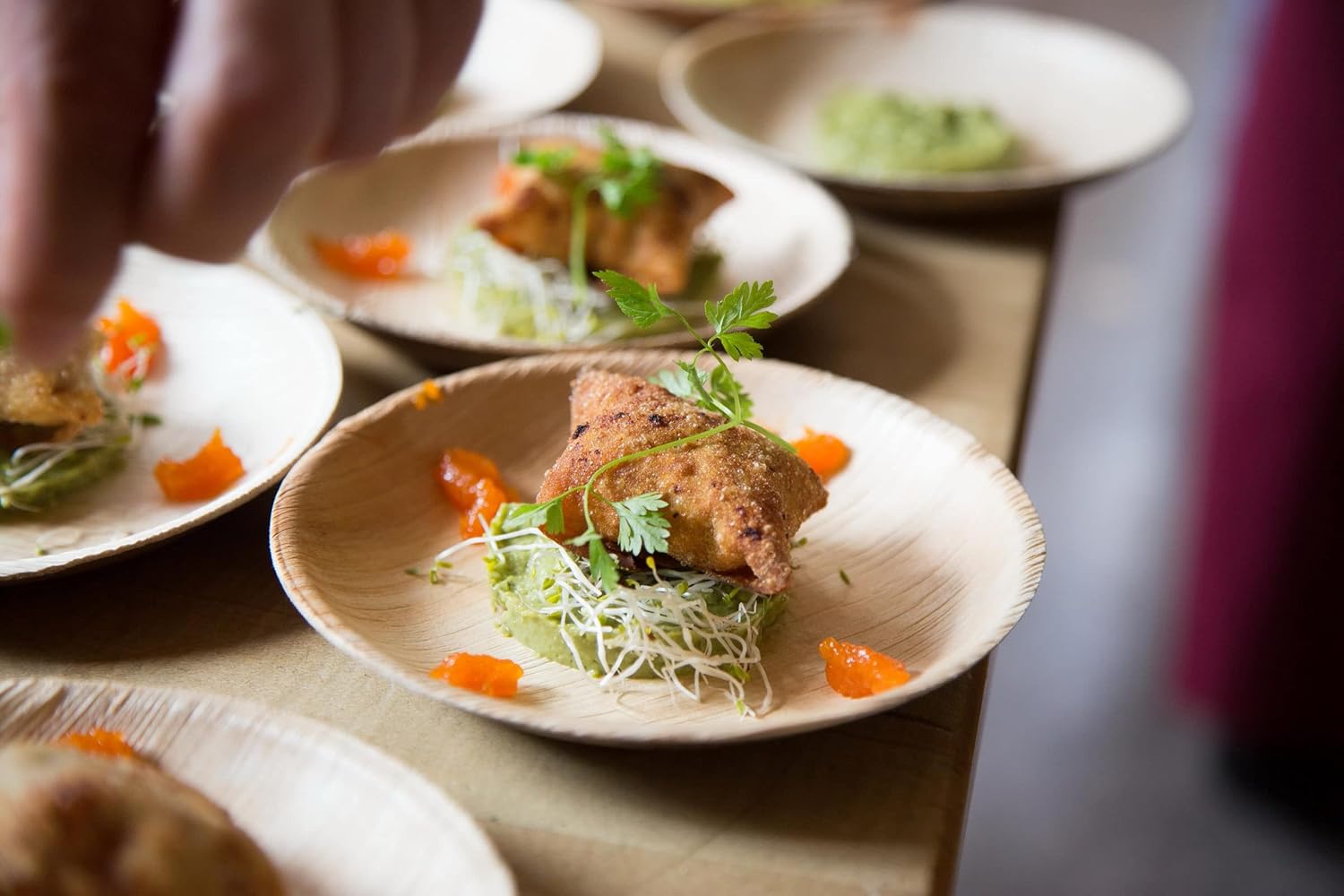 Platos redondos pequeños de postre de hoja de palma de 6 pulgadas, paquete de 50 unidades, igual que los platos de bambú desechables para aperitivos