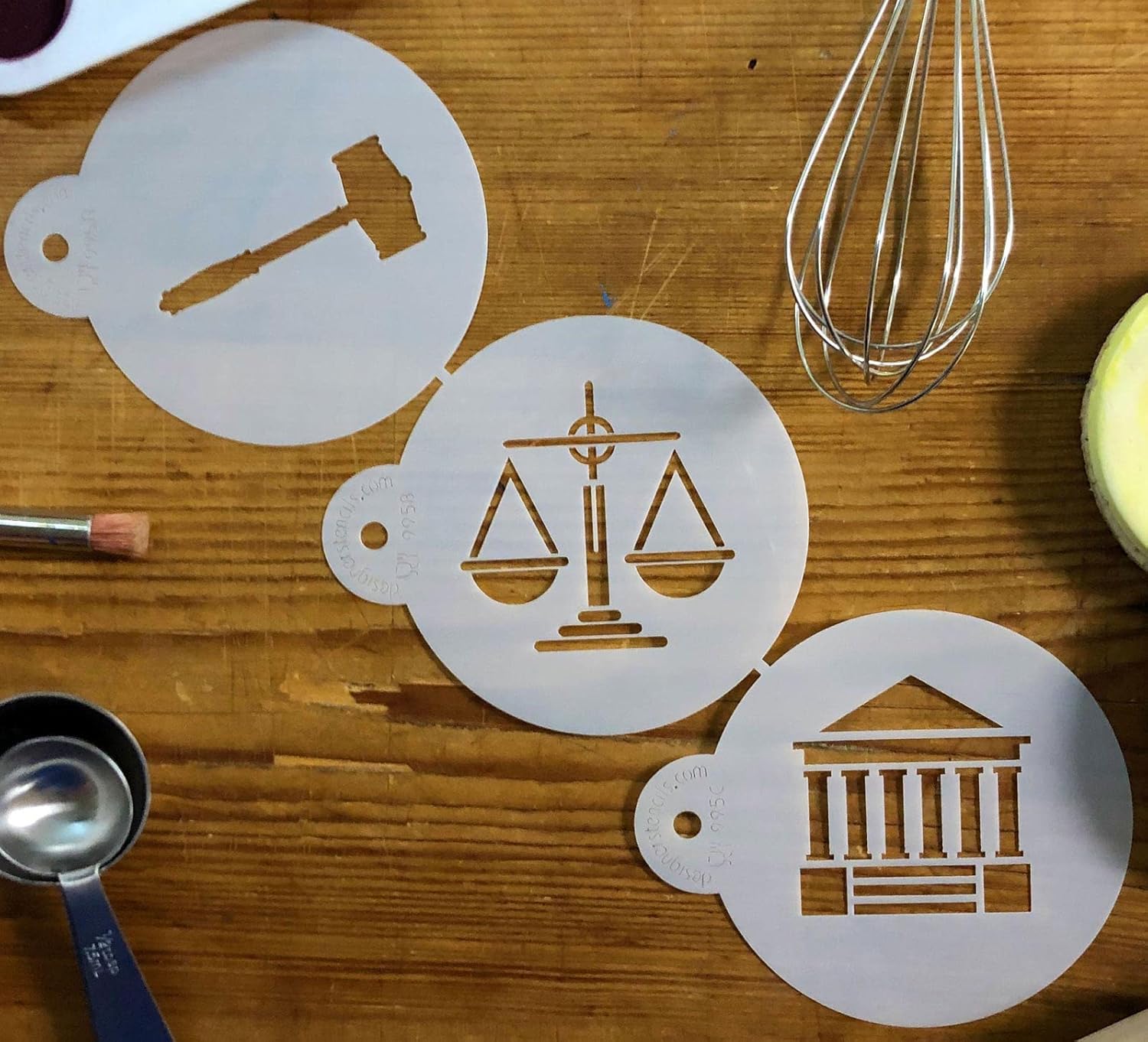 Plantilla de galletas de ley y justicia C995 de Designer Stencils