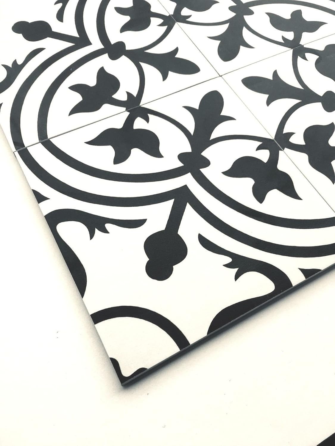 Azulejo porcelánico blanco y negro Flora de 8 x 8 pulgadas (10 unidades)