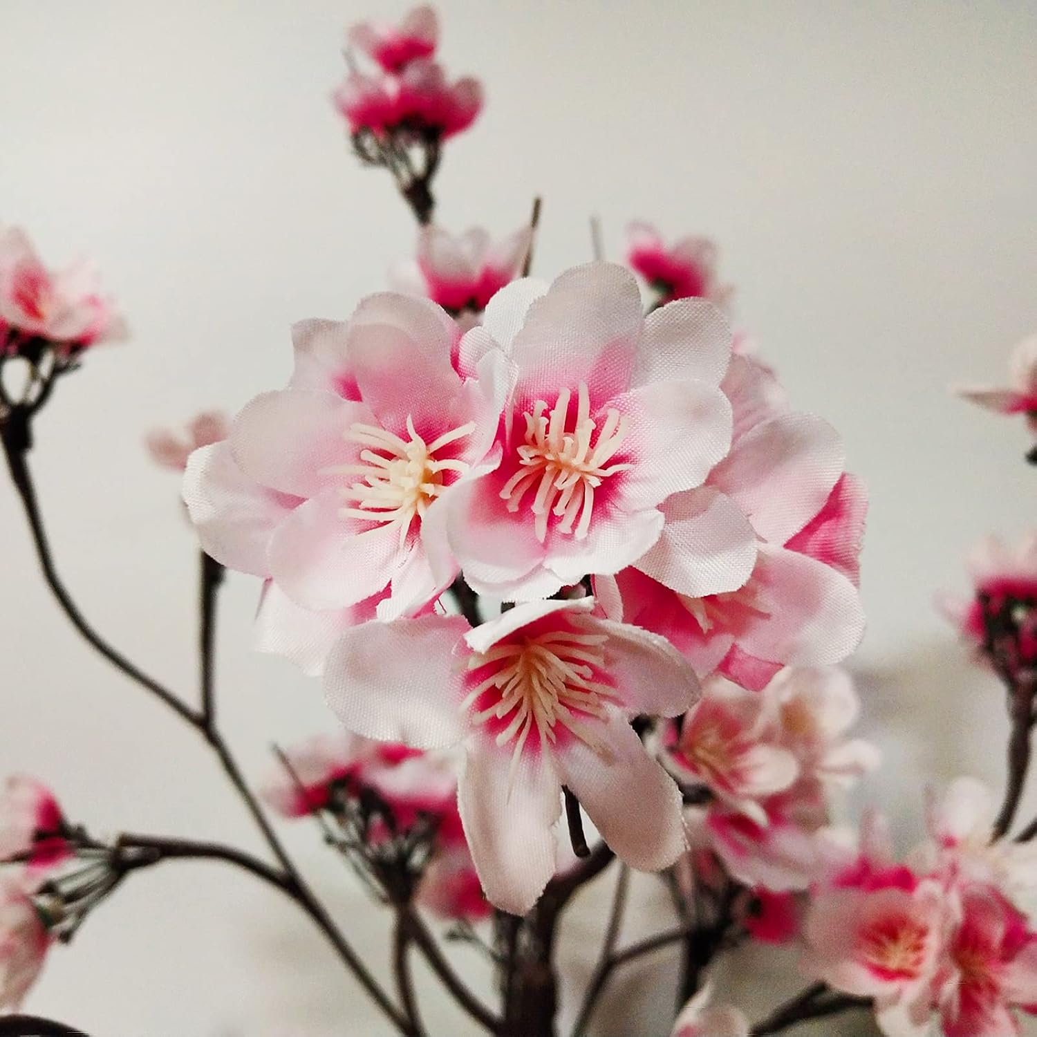 Mokylor Árbol de cerezo iluminado, 21.7 pulgadas, 24 luces LED artificiales de mesa de cerezo bonsái, funciona con pilas, decoración de árbol de