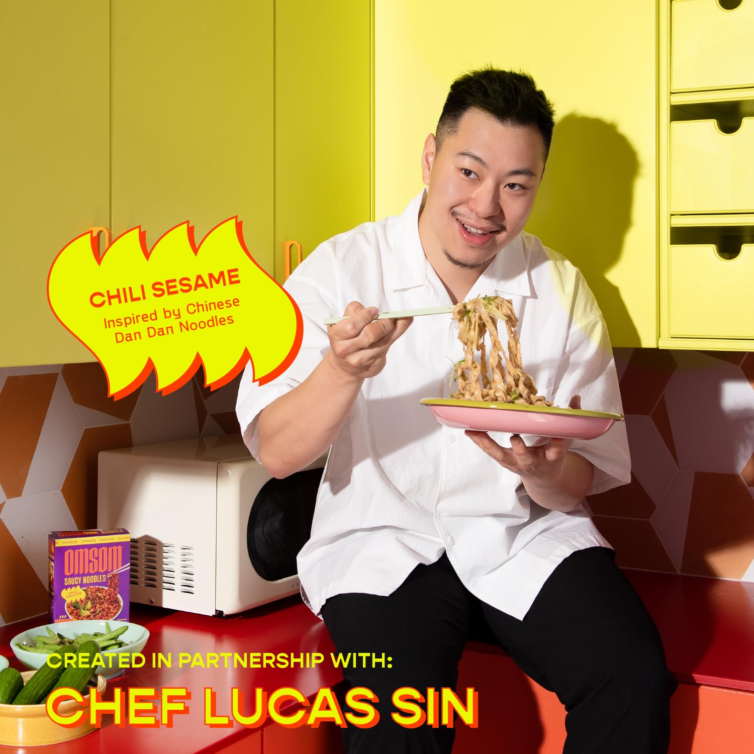 Omsom – Fideos picantes de ají y sésamo de Omsom, fideos instantáneos asiáticos todo en uno y paquetes de salsa a fuego lento para comidas en