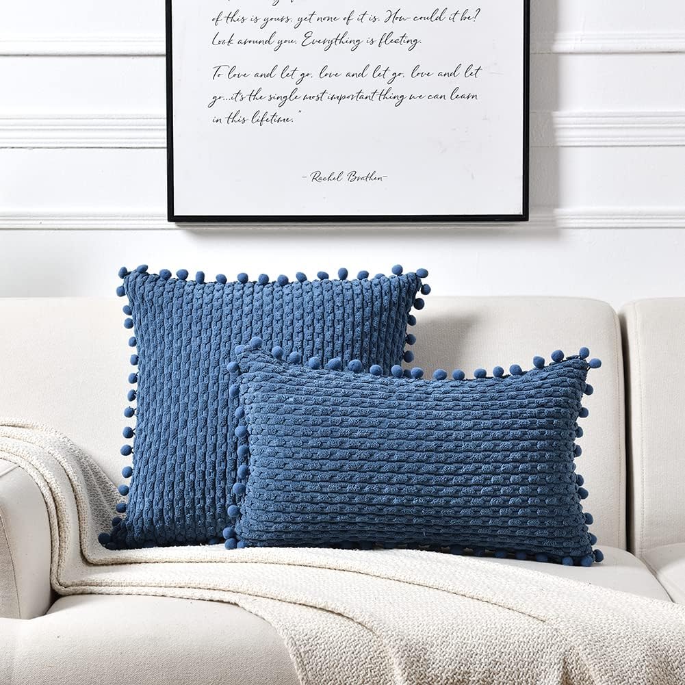 Fancy Homi Juego de 2 fundas de almohada decorativas de color azul polvoriento de 16 x 16 pulgadas con pompones para sofá y cama, sillón, estilo