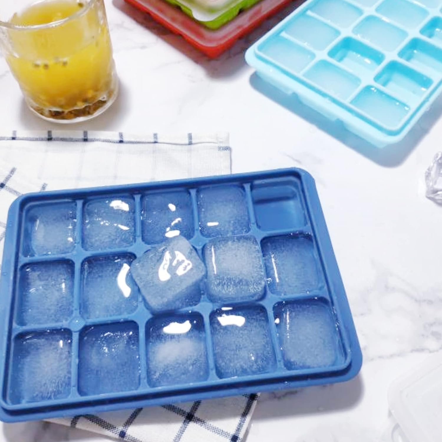 FUN LAVIE Bandejas para cubitos de hielo con tapas, juego de 2 moldes de silicona azul, duraderos, fáciles de liberar y sin BPA