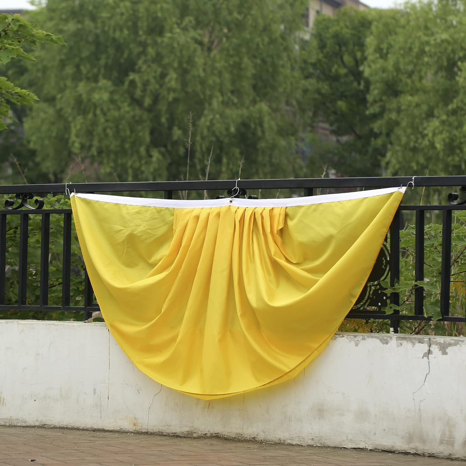 Bandera de abanico plisada de color sólido amarillo de 3 x 6 pies, 2 banderas de abanico plisadas en color amarillo puro para interiores y