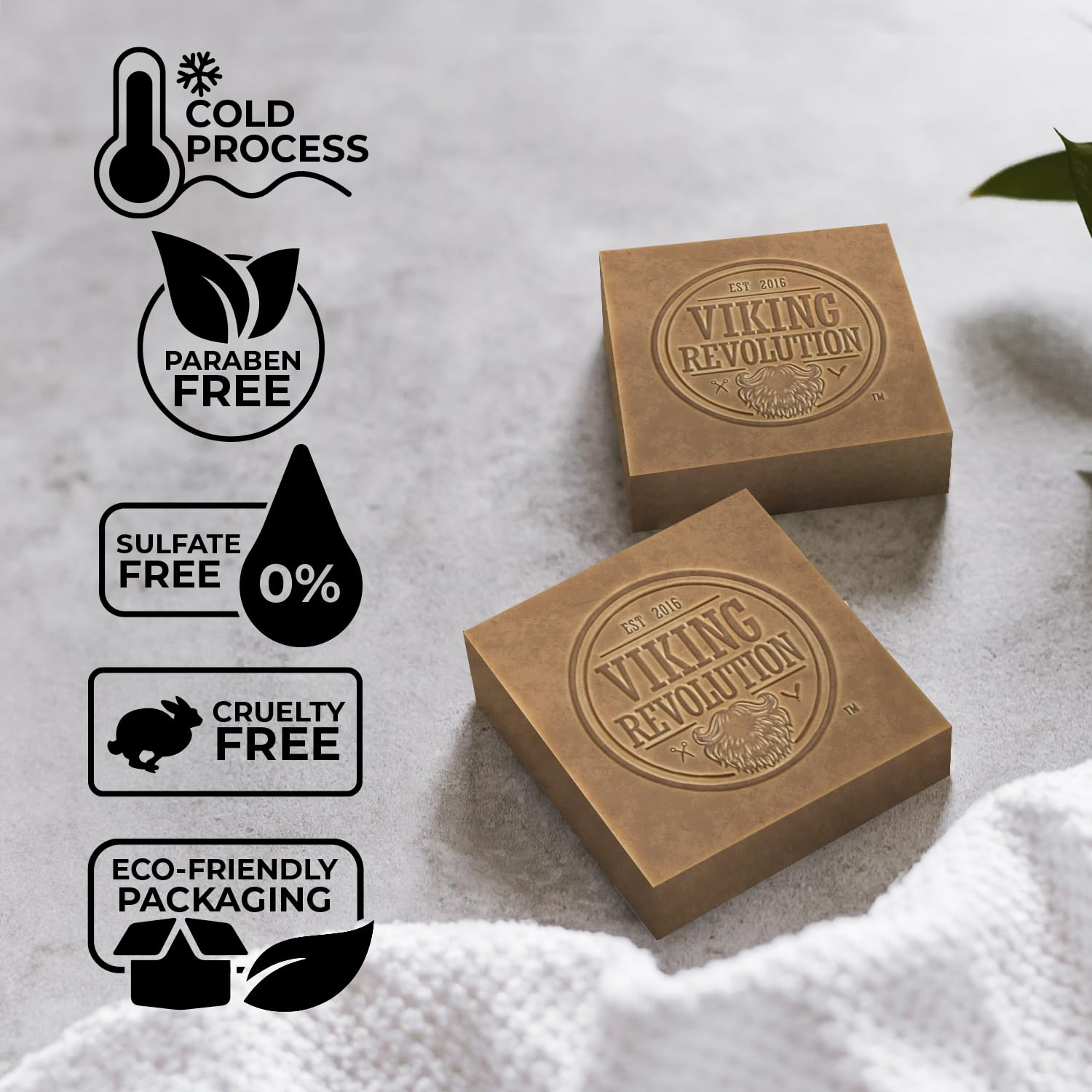 Viking Revolution Jabón natural de madera de cedro y pino para hombres, barra de jabón para hombre con aceites esenciales, jabón en barra prensado