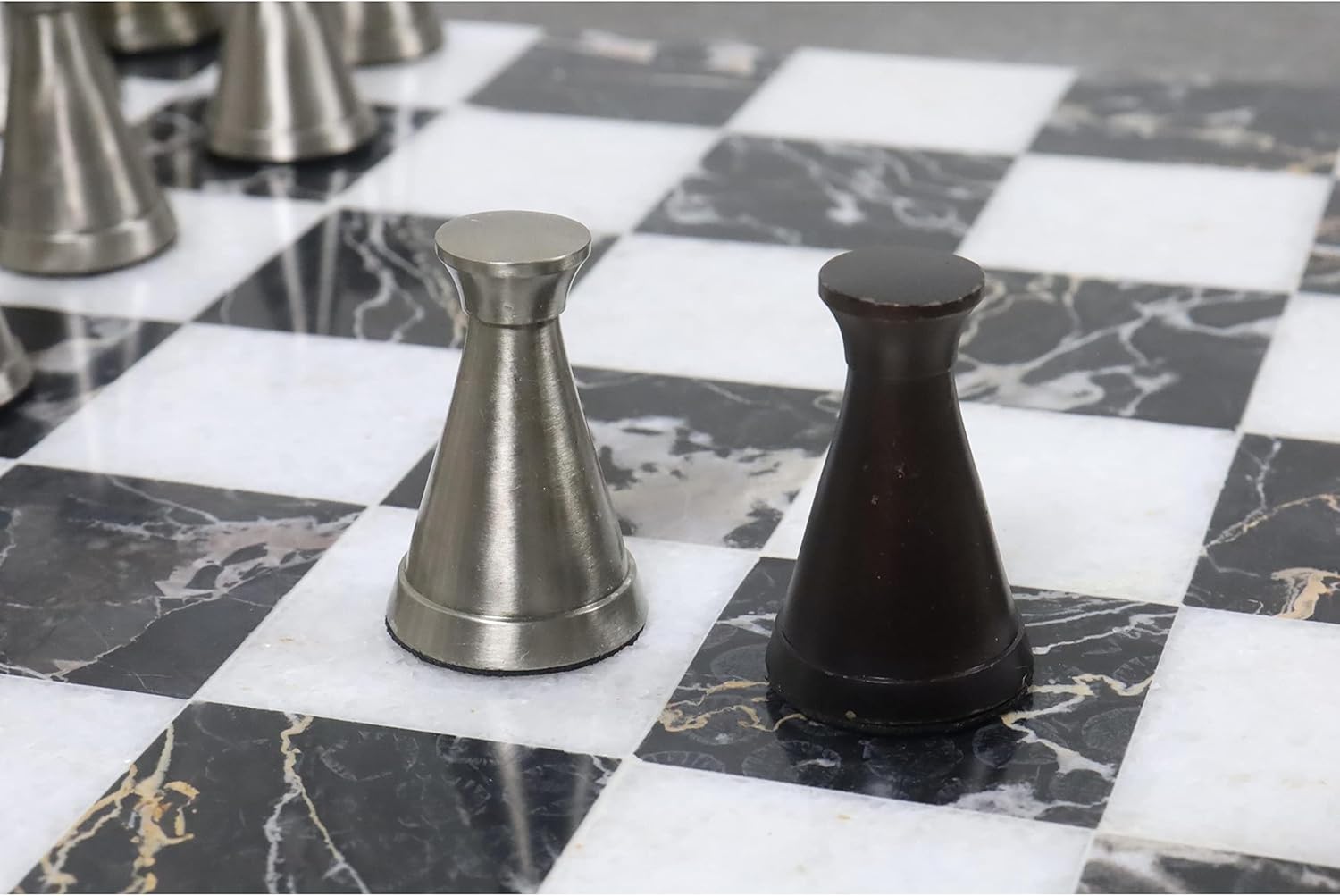 Royal Chess Mall – Juego de piezas de ajedrez de lujo de metal de latón de la serie Tower de 3.1″ – Plata y antiguo