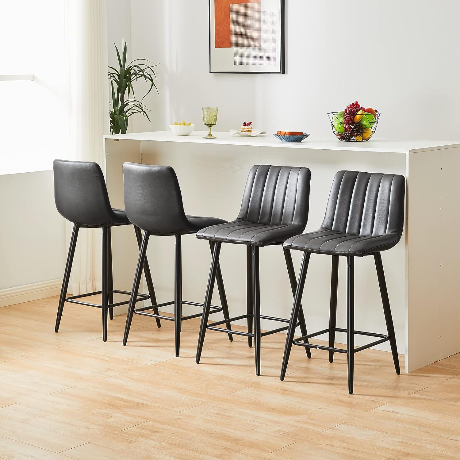 TUKAILAI Juego de 4 taburetes de bar de piel sintética, sillas modernas con respaldo, reposapiés y patas de metal, taburetes de bar sin brazos para