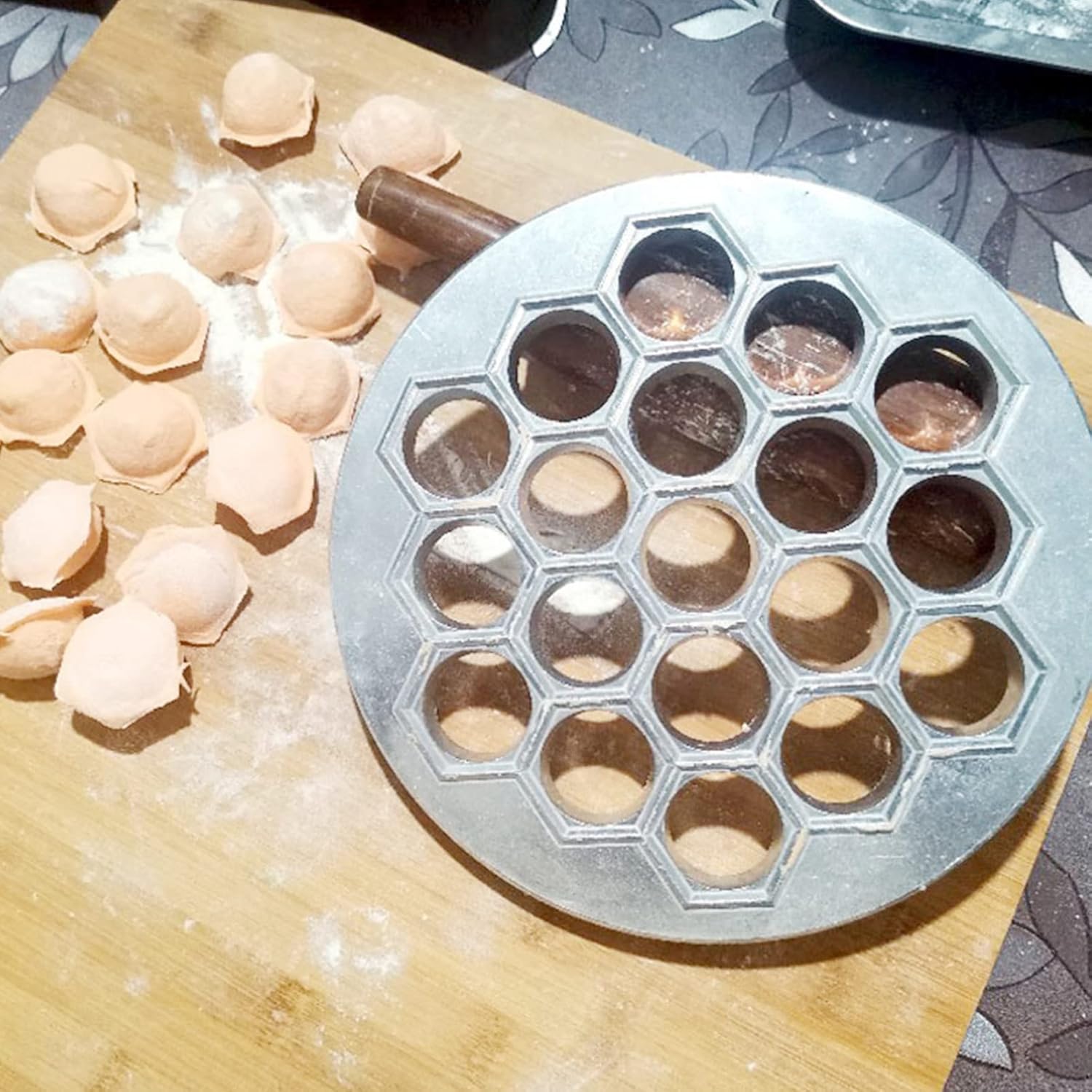 CALLARON Moldes de Pelmeni de aluminio para bolas de masa hervida de metal de 19 agujeros, fabricante de bolas de masa rusa Pelmeni Maker Forma de