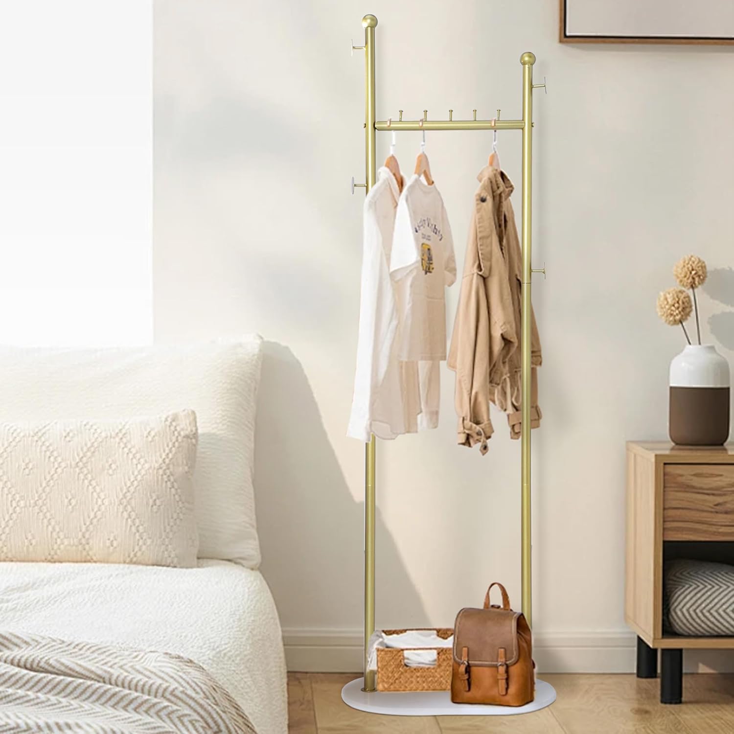 uyoyous Percheros dorados con base de madera, estantes de ropa dorados con estante para boutique, dormitorio, entrada, pasillo