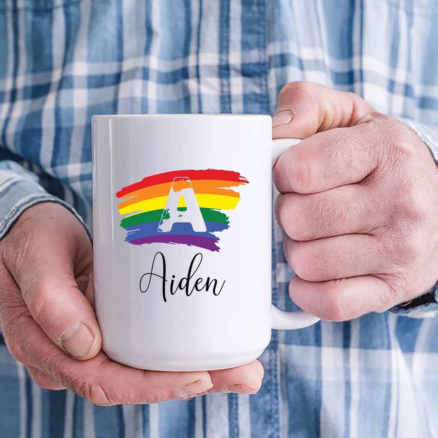 Taza de café personalizada con monograma con letra inicial, monograma de arco iris, taza con nombre personalizado para parejas LGBT lesbianas gay