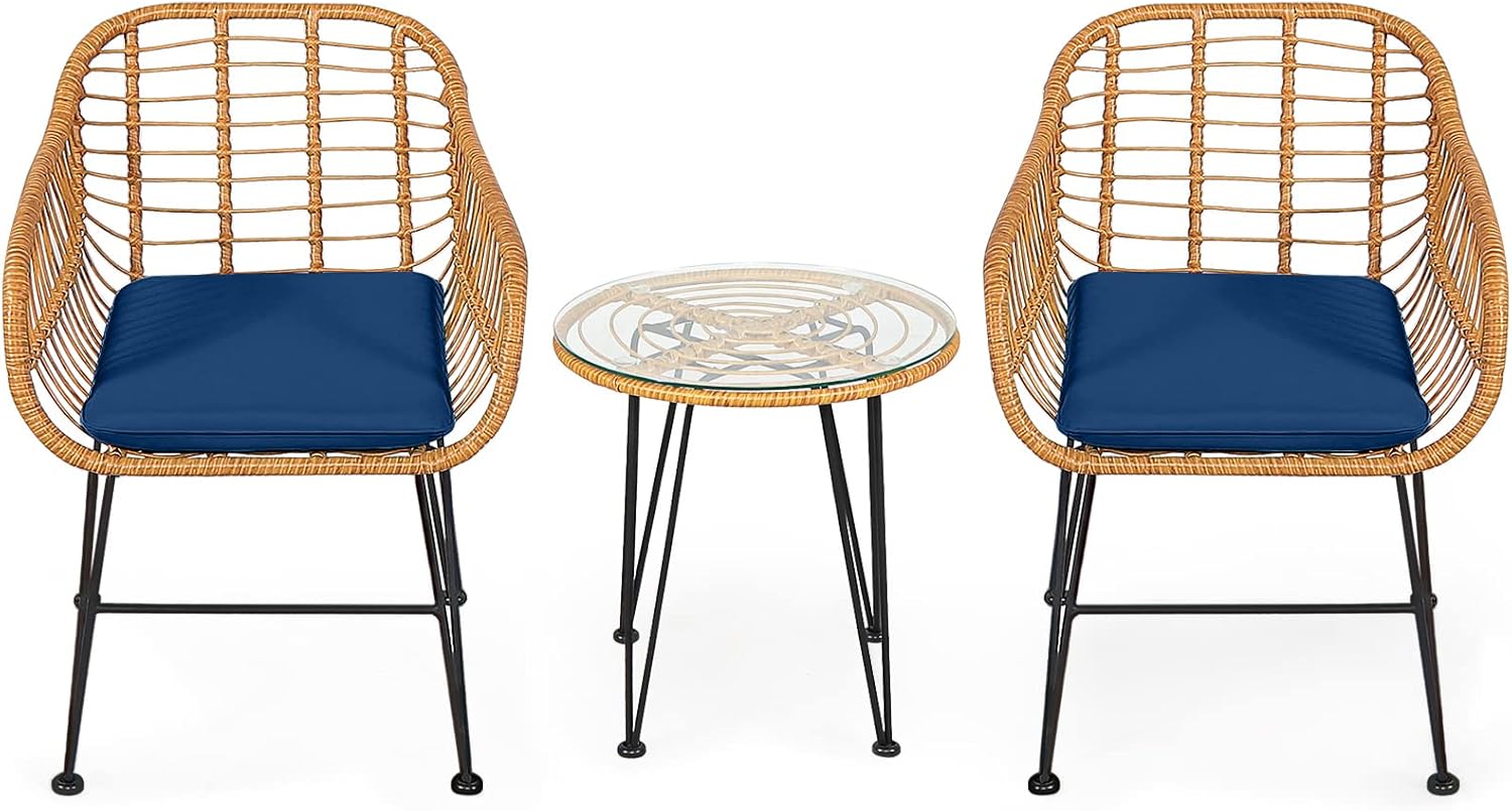 Tangkula Juego de 3 piezas de patio bistró, juego de conversación de ratán con 2 sillones acolchados y mesa de centro redonda de cristal, juego de