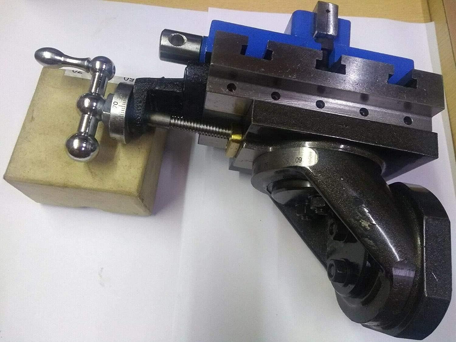 TORNO VERTICAL DE FRESADO – Base giratoria de 3.9 x 4.7in con cabezal de centrado automático de 2 pulgadas
