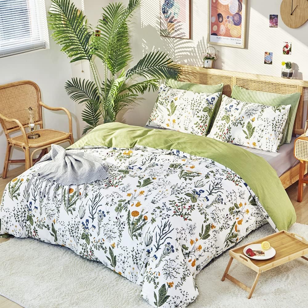 CLOTHKNOW Juego de edredón floral Queen verde y blanco, juego de edredón de flores para cama tamaño Queen, edredón de cama verde bohemio, juego de