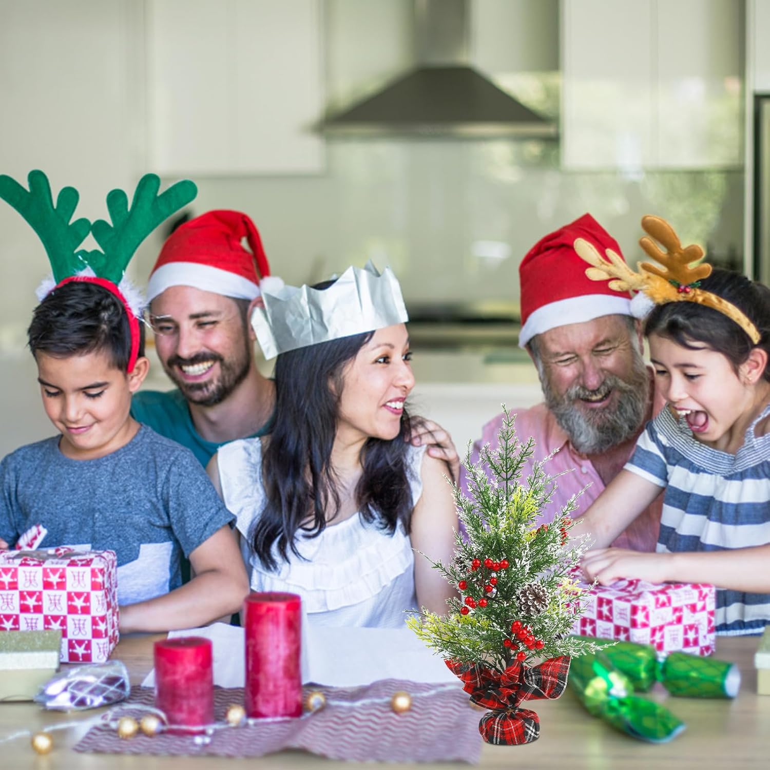 CCINEE Mini árbol de Navidad de 16 pulgadas, pequeño árbol artificial de mesa de Navidad, decorado con conos de pino y racimos de bayas para