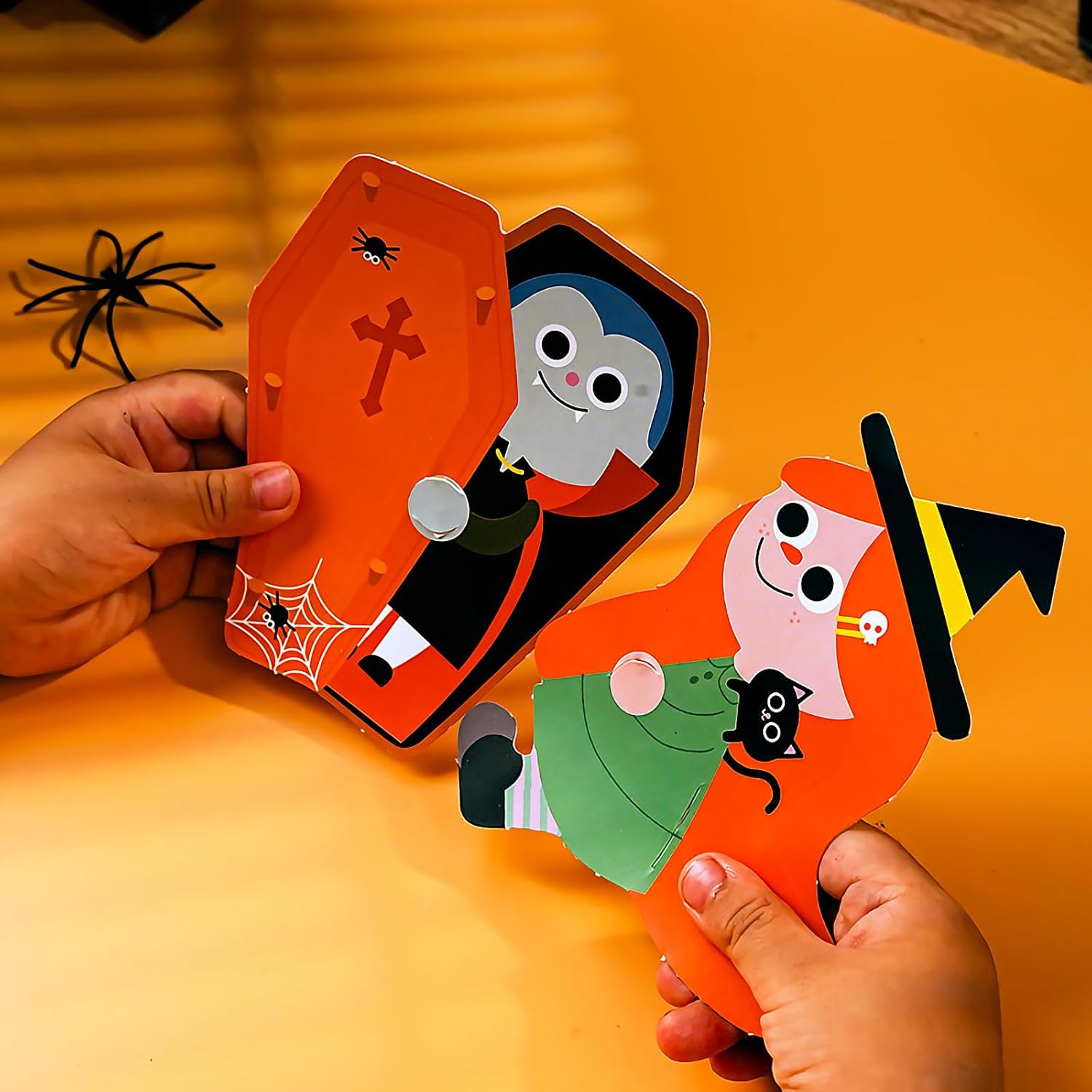 Juego de decoración de dulces de Halloween, 60 bolsas de truco o trato en 3 estilos, 10 tarjetas de papel con bonitas piruletas de estilo de dibujos