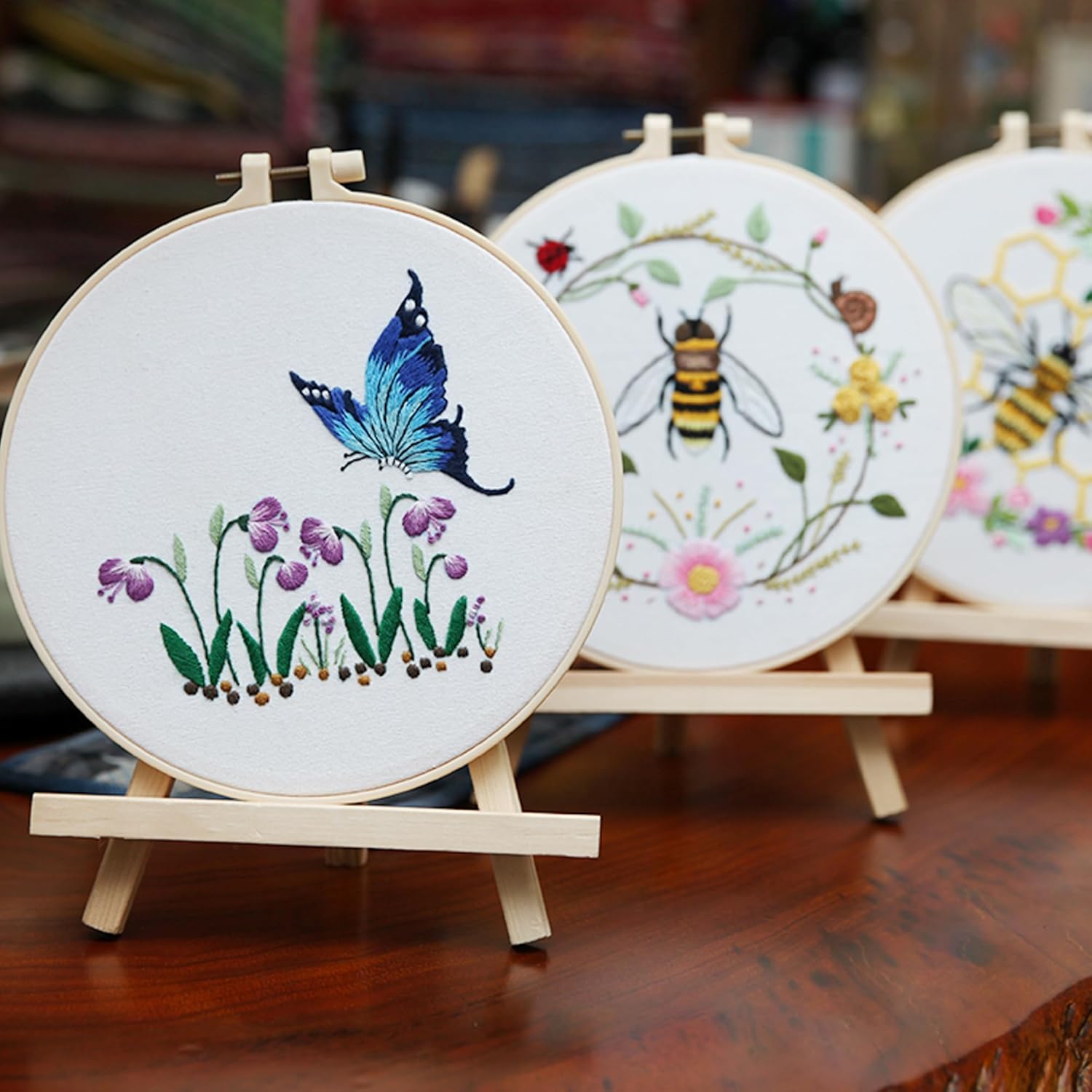 Maydear Paquete de 3 kits de bordado de abeja y mariposa para adultos principiantes con patrón, kits de punto de cruz estampado con aro de bordado e