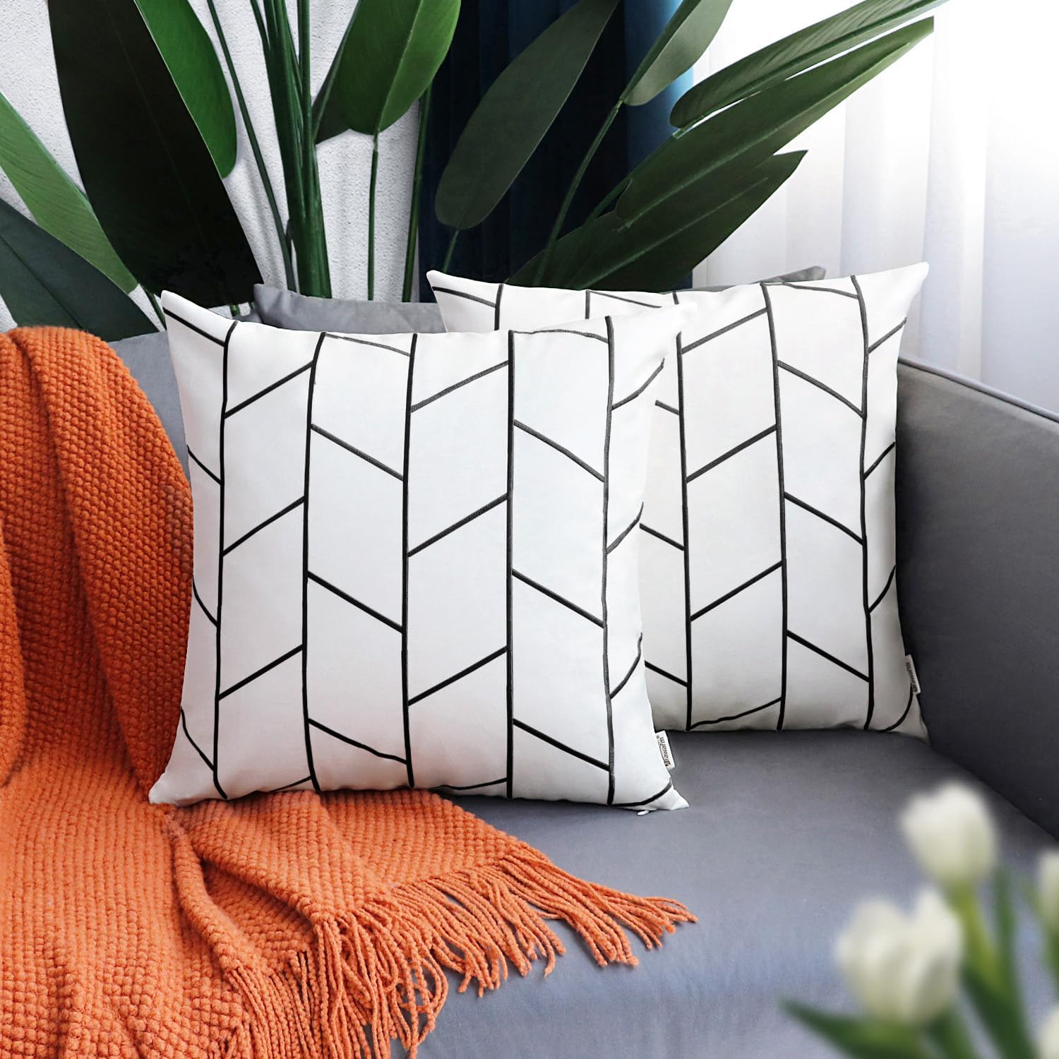 BRAWARM Fundas de almohada de piel sintética de 20 x 20 pulgadas, fundas de almohada de cuero blanco y negro, paquete de 2, almohadas decorativas de