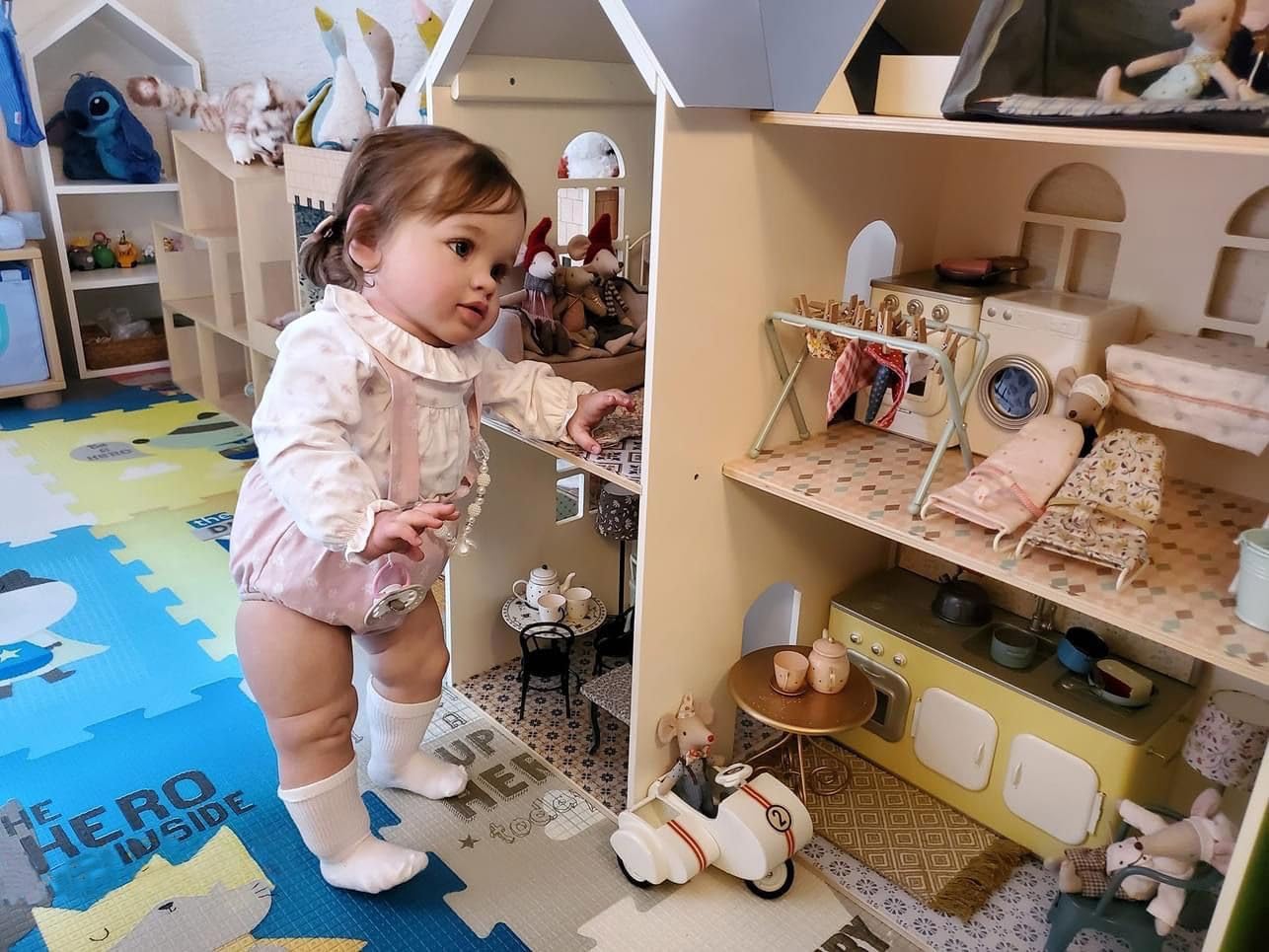 KOKOMANDY Muñecas realistas de gran tamaño de 26 pulgadas de bebé recién nacido de 26 pulgadas, linda muñeca de pie con cuerpo pesado, de silicona