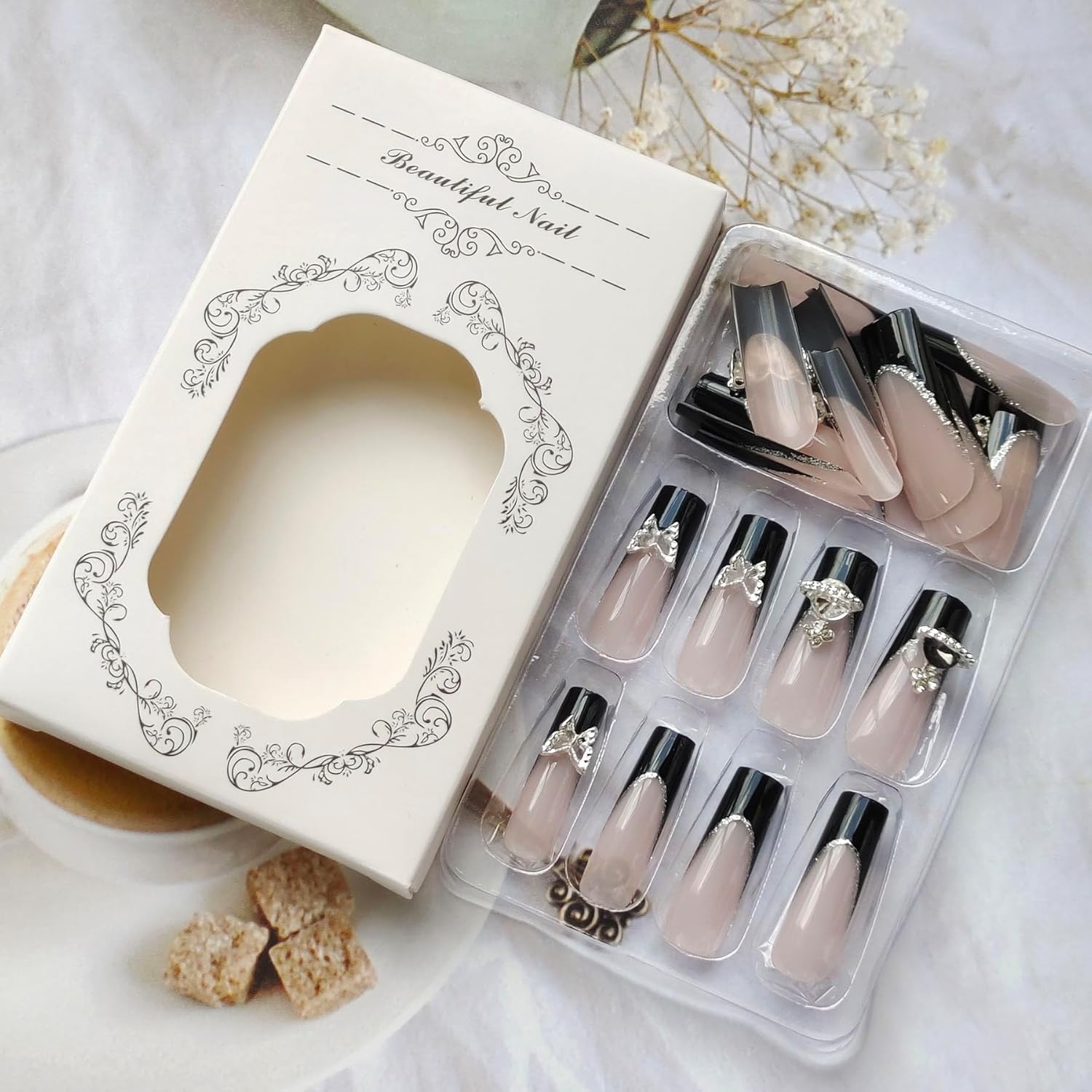 Uñas largas a presión con punta francesa, uñas postizas con dije de diamantes de imitación, uñas largas con diseños de mariposa y planetas, uñas