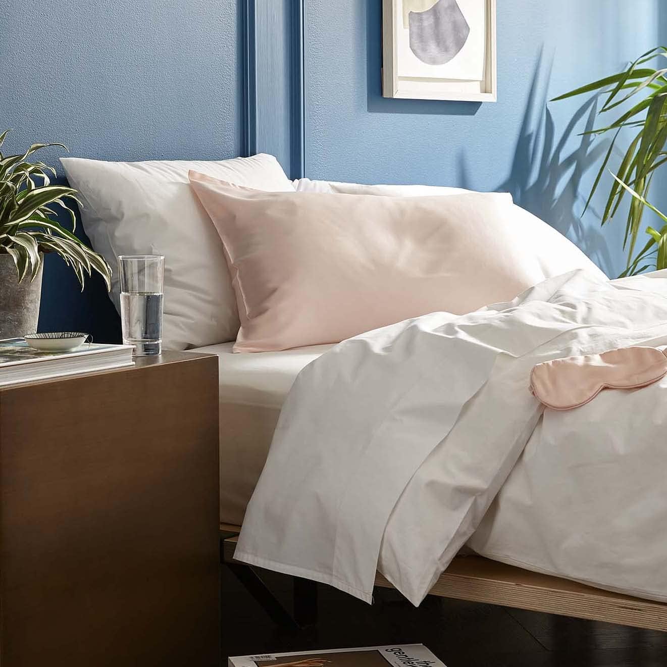 Brooklinen Juego de 100% seda de morera, 1 funda de almohada de tamaño estándar, 1 máscara de ojos y 3 coleteros de seda, rosa rubor  Beneficios