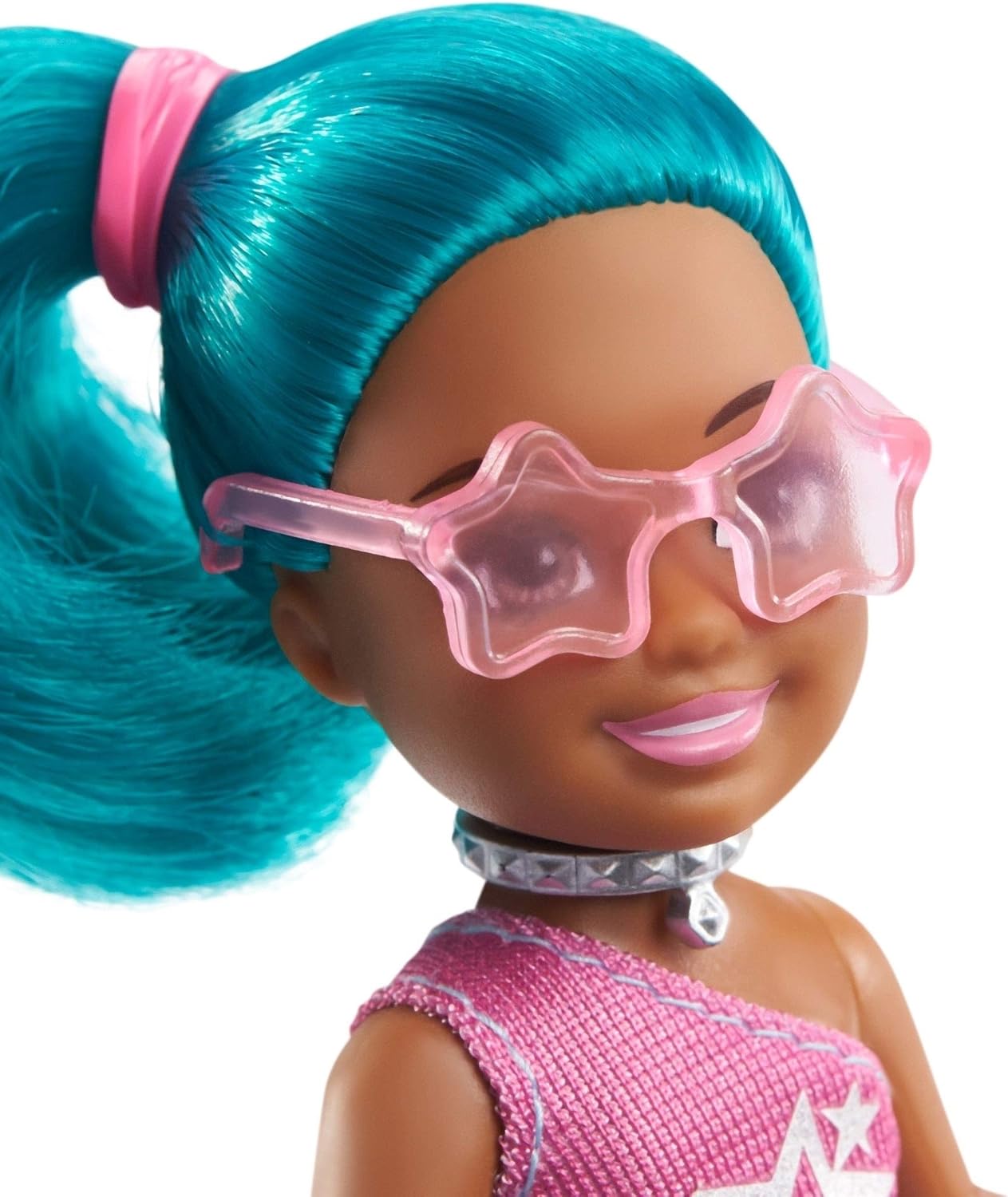 Barbie Chelsea Can Be Playset con muñeca Chelsea Rockstar Brunette (6 pulgadas), guitarra, micrófono, auriculares, 2 entradas VIP, gafas en forma de