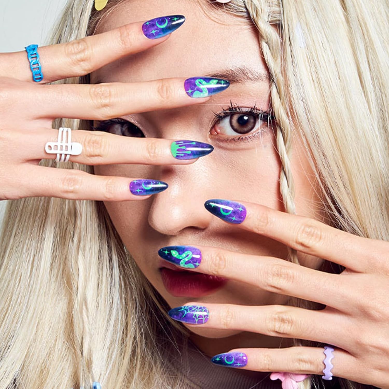 GLAMERMAID Galaxy – Uñas postizas a presión negras medianas, uñas postizas de almendra, color morado oscuro, con diseño de serpiente verde, juego de
