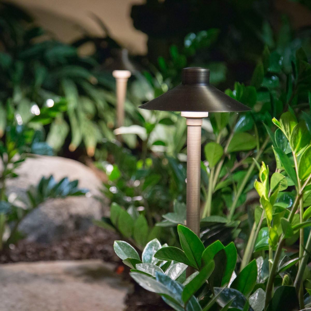 Aquascape Luz LED de paisaje para camino y área, diseño superior de sombrero, latón duradero, acabado de bronce antiguo, 3 vatios, LVL de bajo