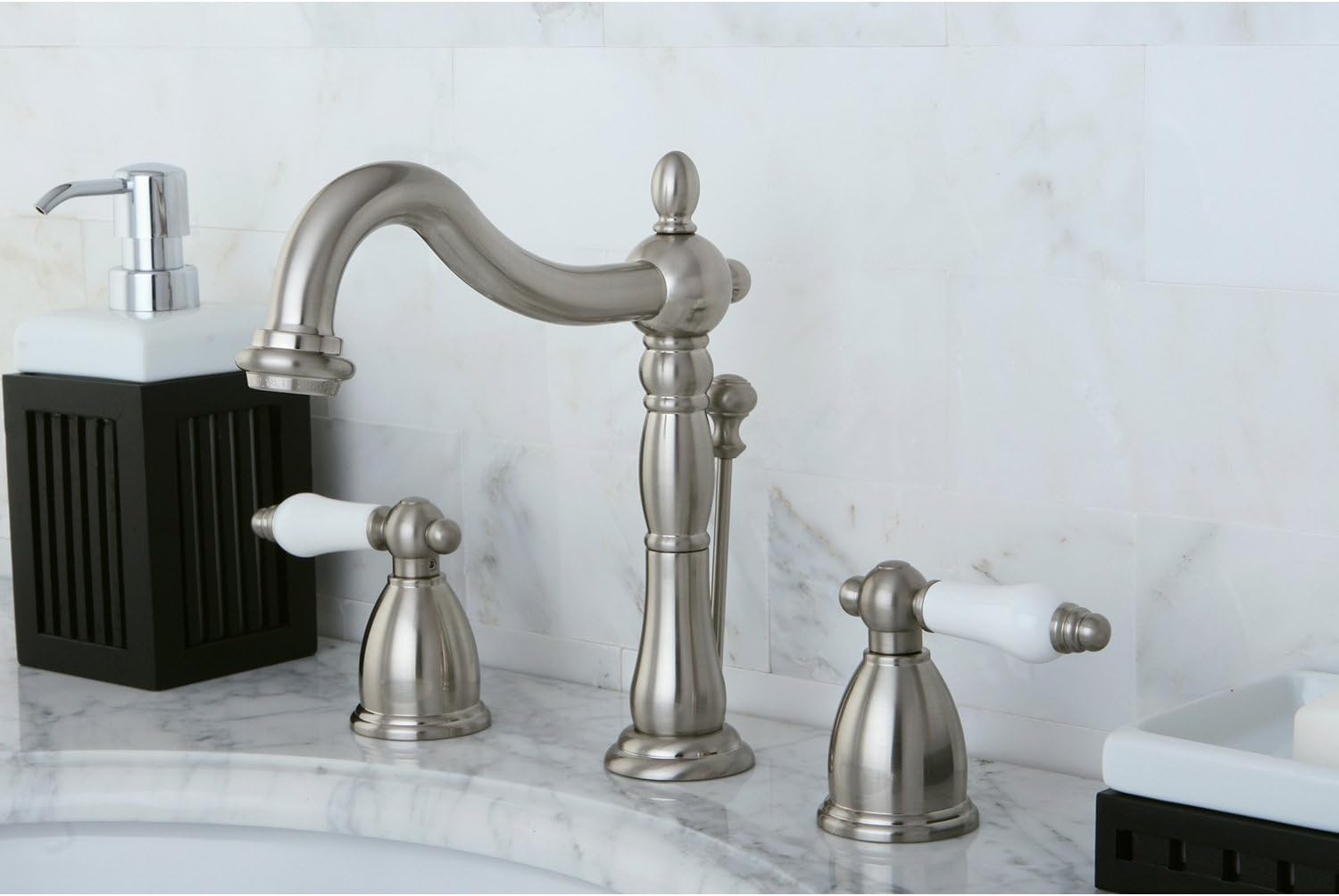Kingston Brass KB1978PL Heritage – Grifo de lavabo generalizado con mango de palanca de porcelana, níquel cepillado