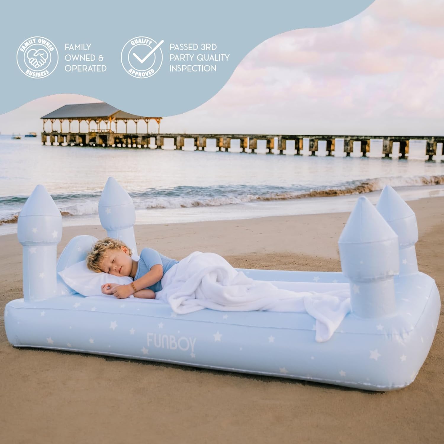 FUNBOY Cama y colchón de aire de viaje Blue Castle Sleepover para niños. Perfecto para fiestas de pijamas. Incluye bolsa de transporte, tamaño