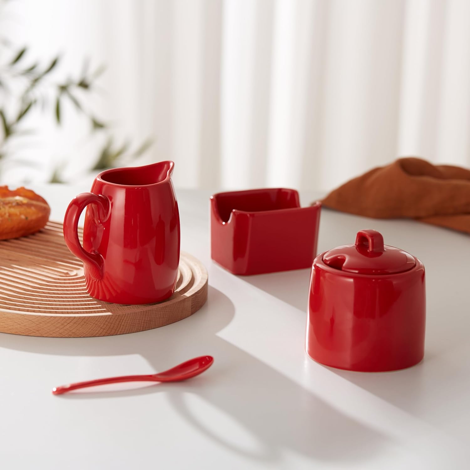 Kook Juego de azúcar y crema, 3 piezas, jarra, azucarero con tapa y cuchara, soporte para edulcorantes (rojo)
