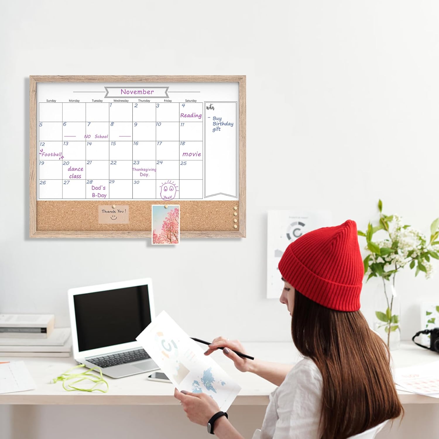 Pizarra blanca con calendario y corcho, 18 x 24 pulgadas, pizarra blanca de borrado en seco y tablón de anuncios, calendario de marco marrón