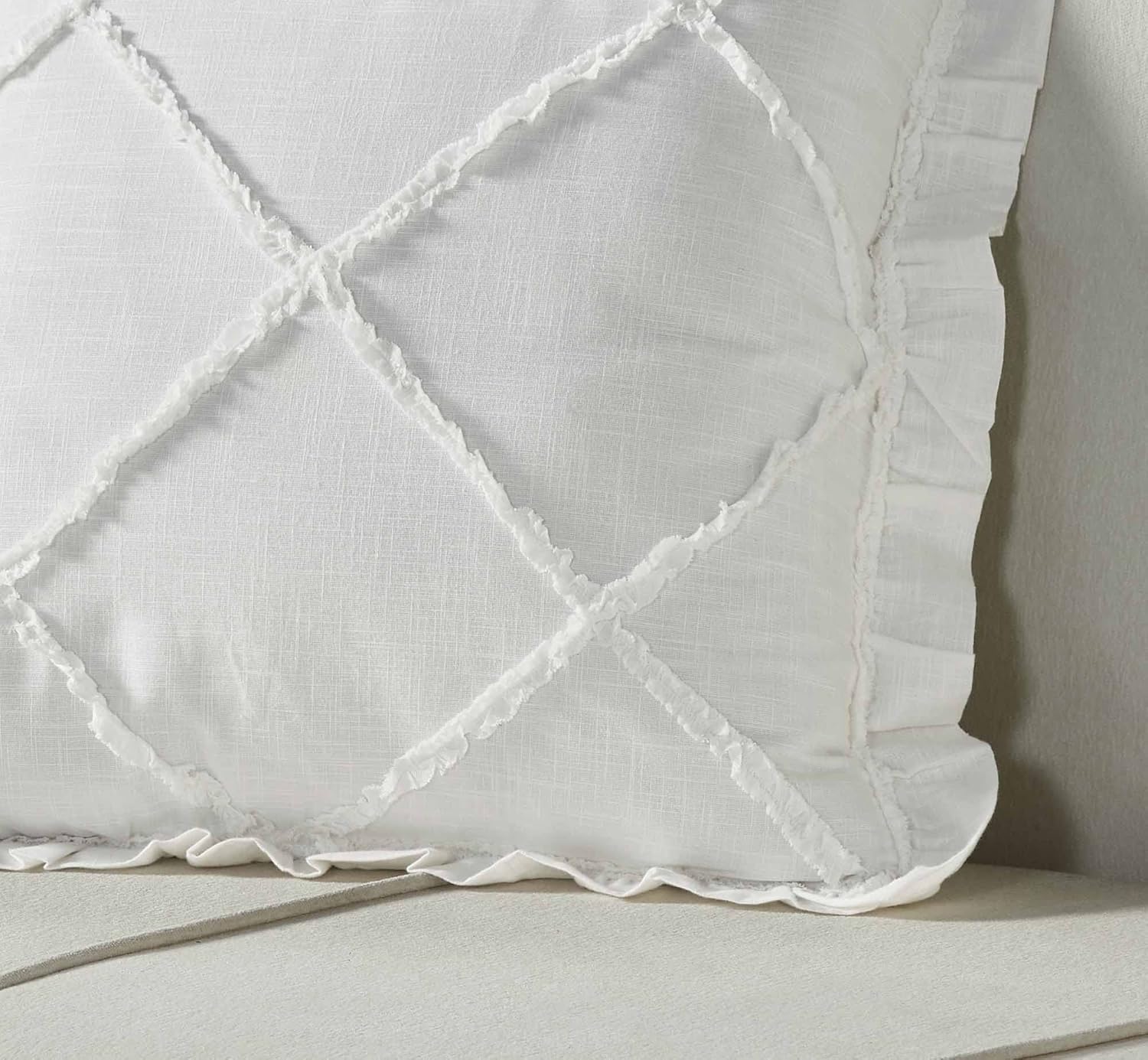 Kathryn – Funda de almohada, 20 x 20 pulgadas, tela texturizada de aspecto de lino blanco suave con microvolantes en forma de diamante, granja
